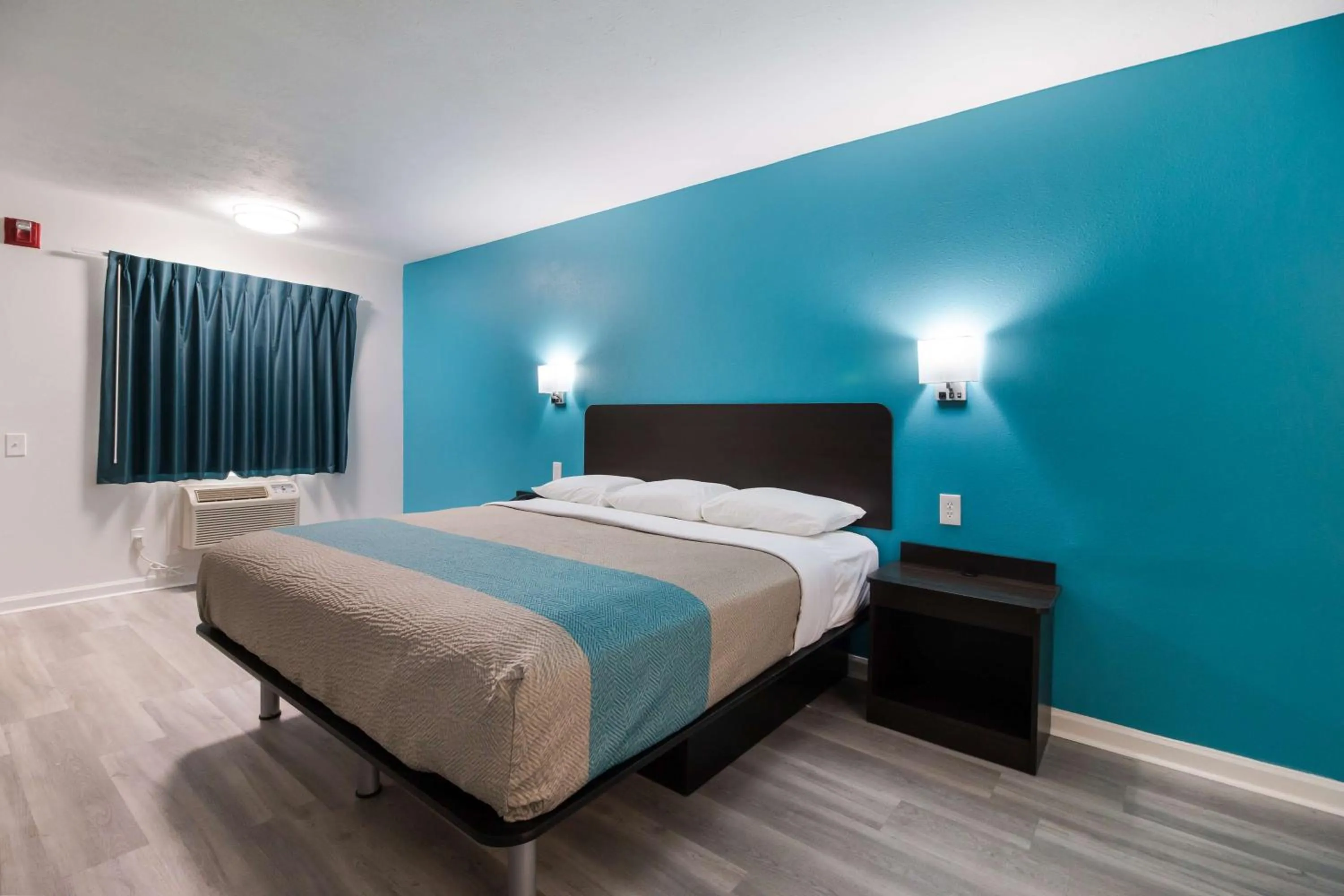 Deluxe King Room - Smoking in Motel 6-Metropolis, IL