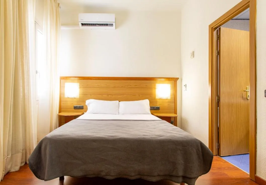 Twin Room in Negresco Gran Via