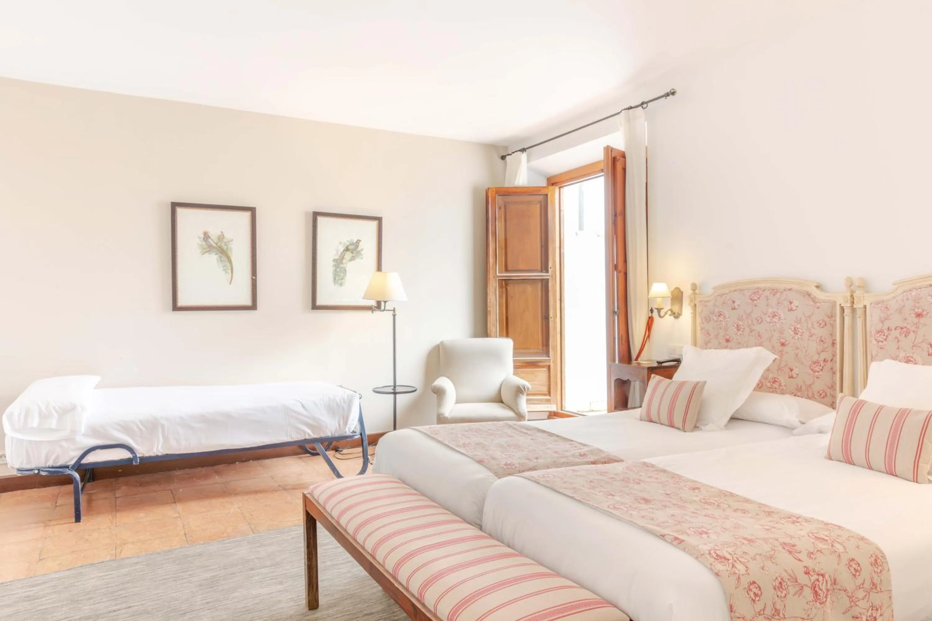 Triple Room in Hotel Puerta de la Luna