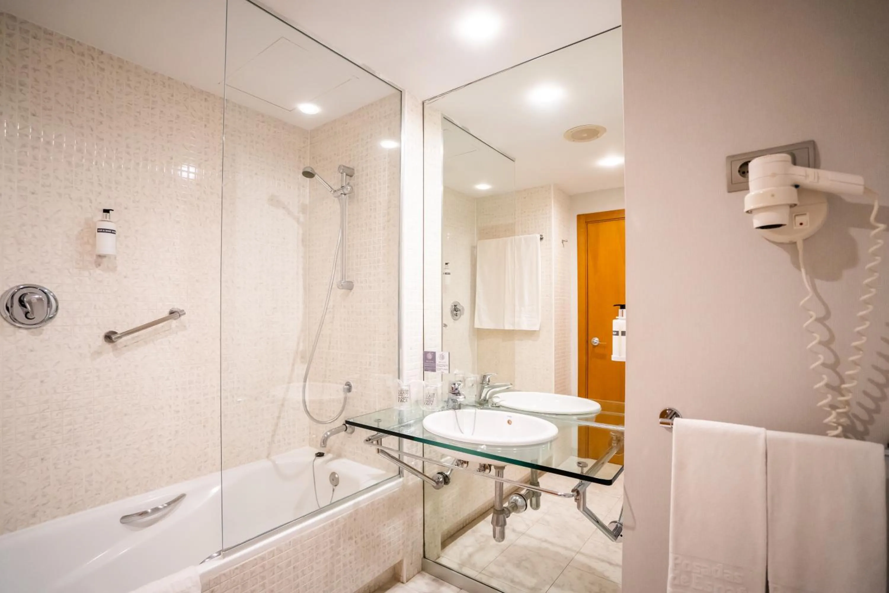 Double or Twin Room with Parking and WiFi Included in Posadas de España Malaga