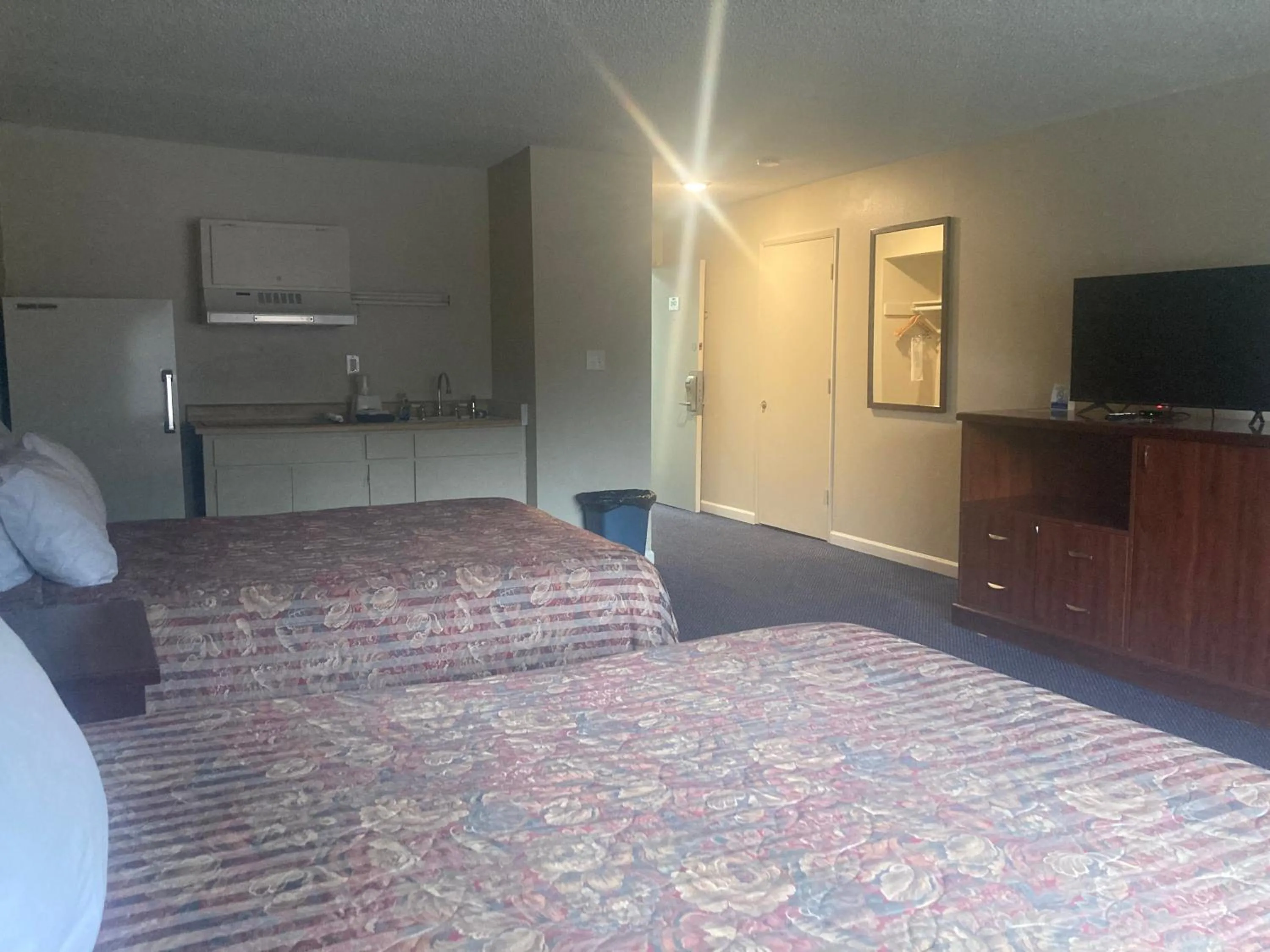 Efficiency Room with One King Bed and One Queen Bed, Non-Smoking in Travelodge by Wyndham Canyonville