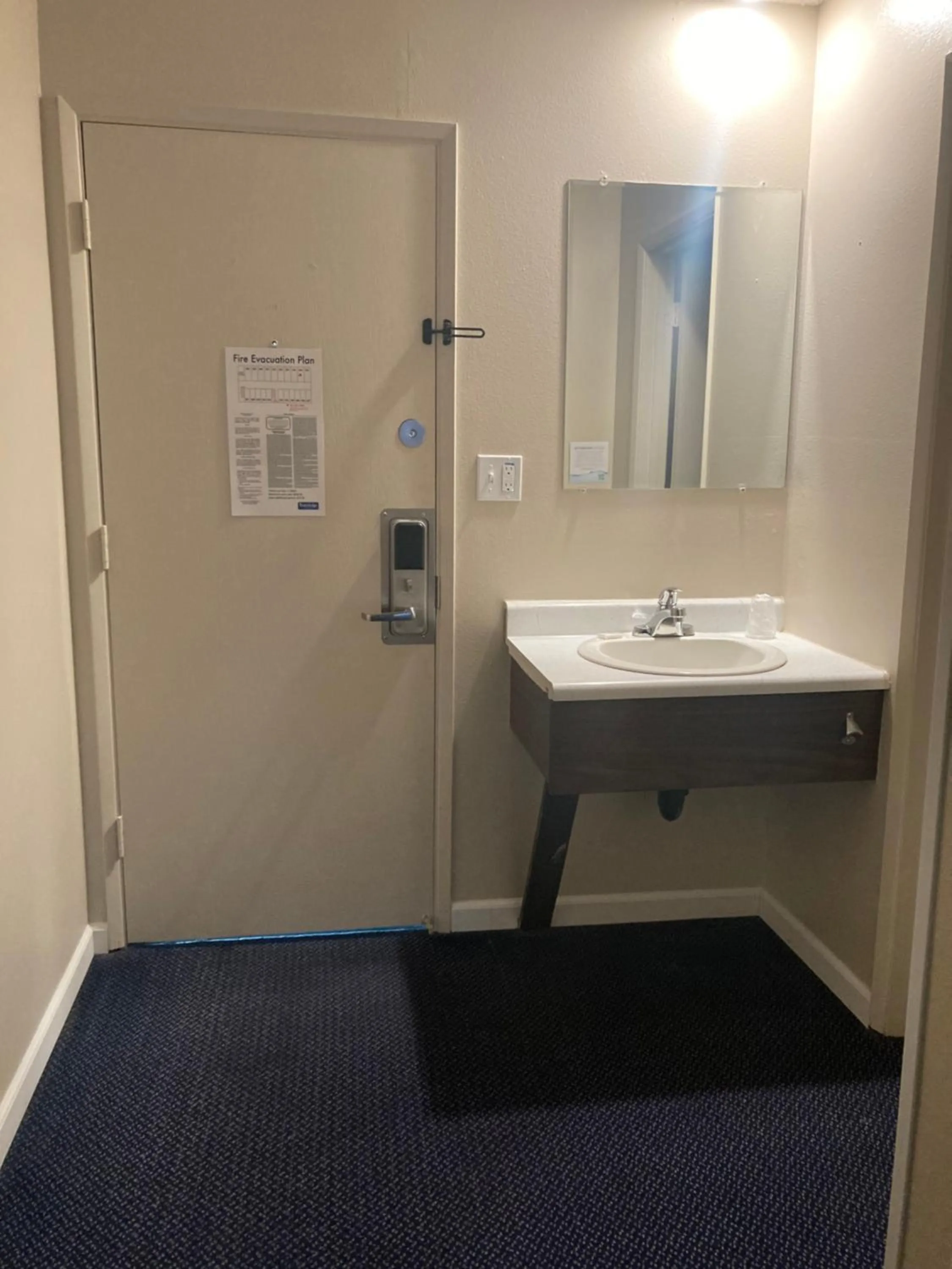 King Room - Non-Smoking in Travelodge by Wyndham Canyonville