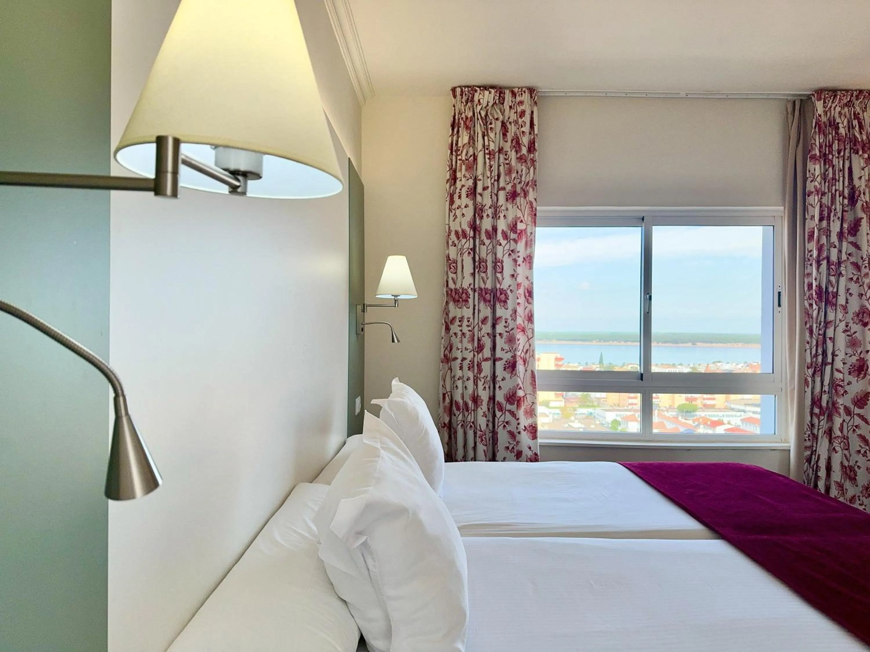 Twin Room with Sea View in Hotel Guadalquivir