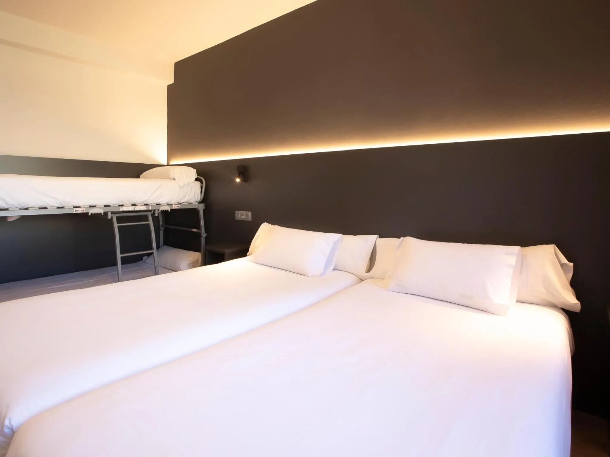 Double Room with Two Extra Beds in Sancho Ramirez