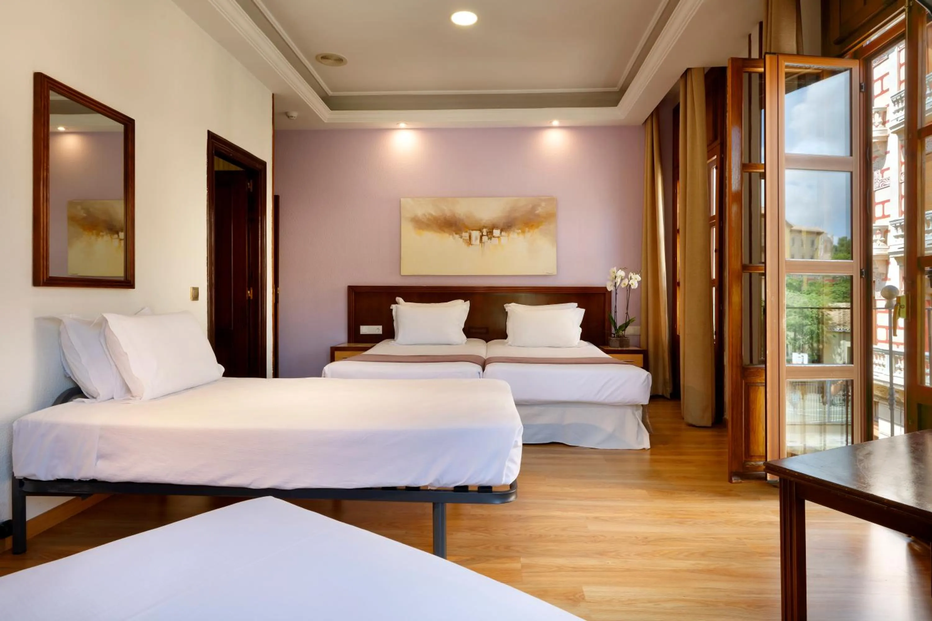 Family Room with city views in Exe Triunfo Granada