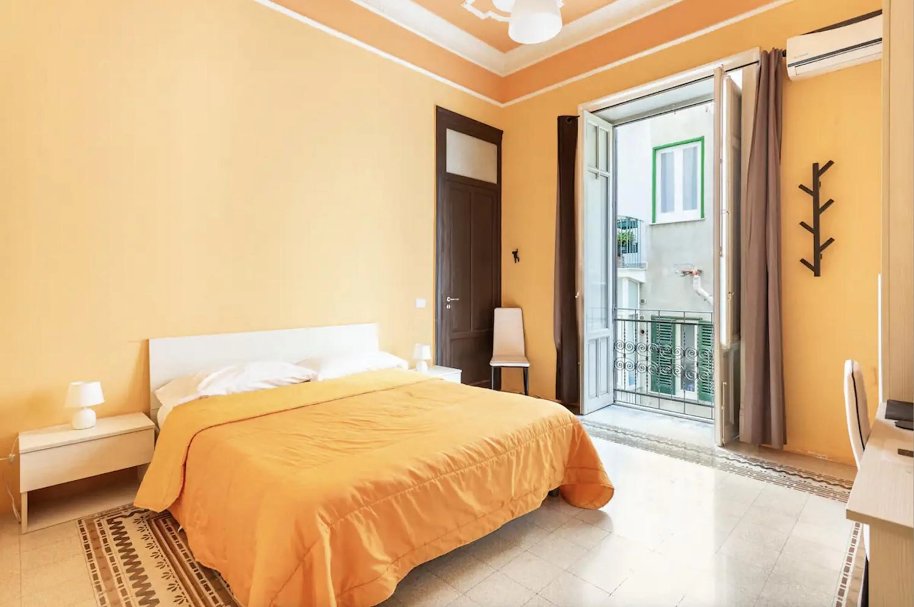 Double Room with Shared Bathroom in Bohème B&B