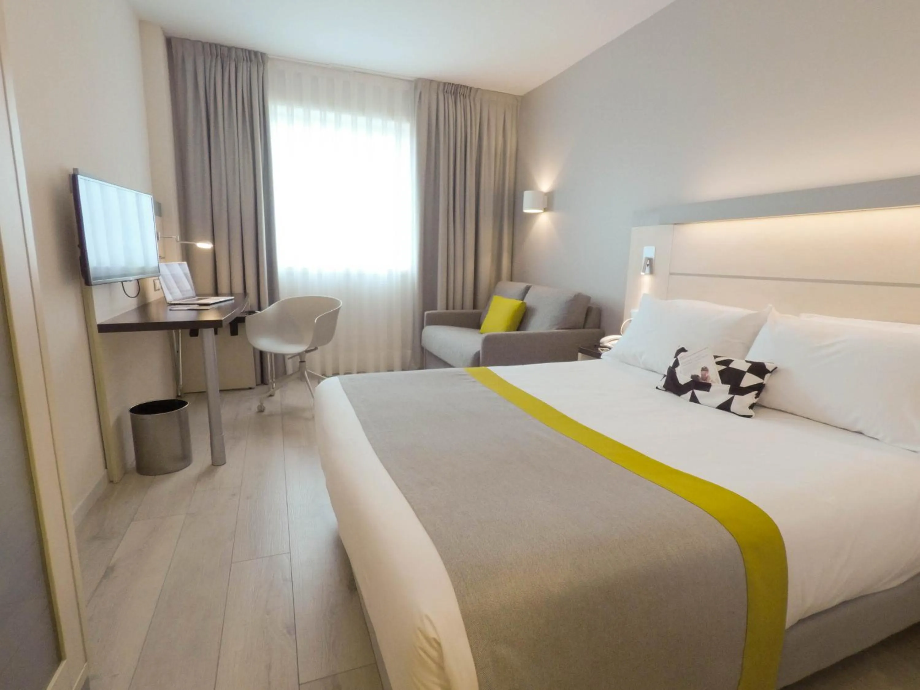 Standard Double Room with Sofa Bed in Holiday Inn Express Pamplona by IHG