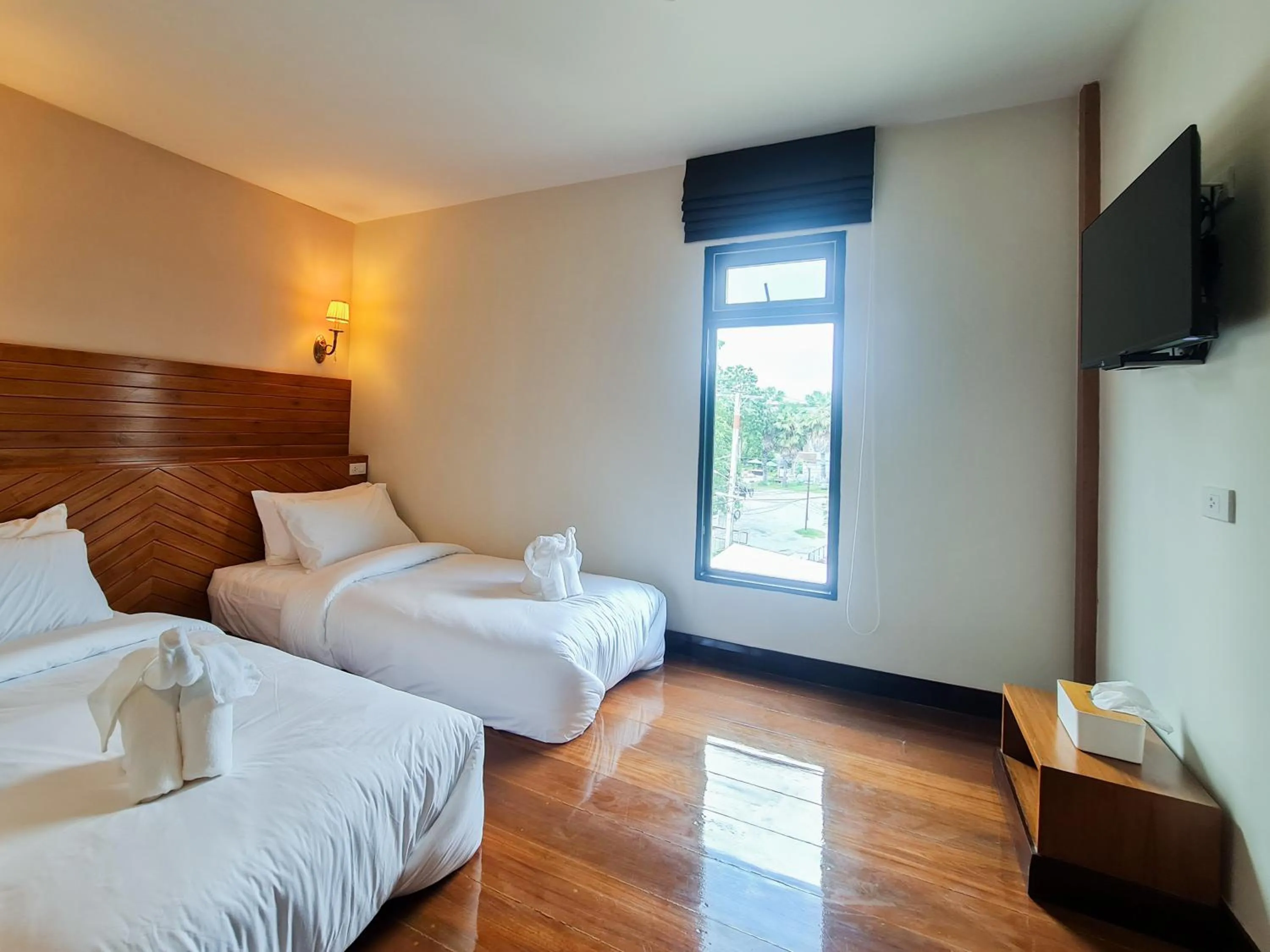 Large Twin Room in The Peace River Kwai