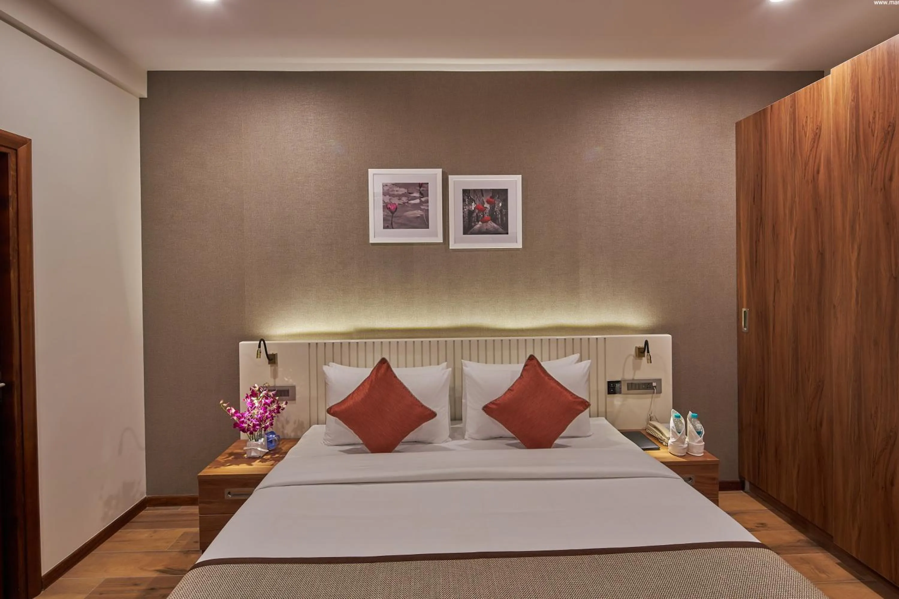 Deluxe King Room - single occupancy in Regenta Inn Grand-ORR, Mahadevapura