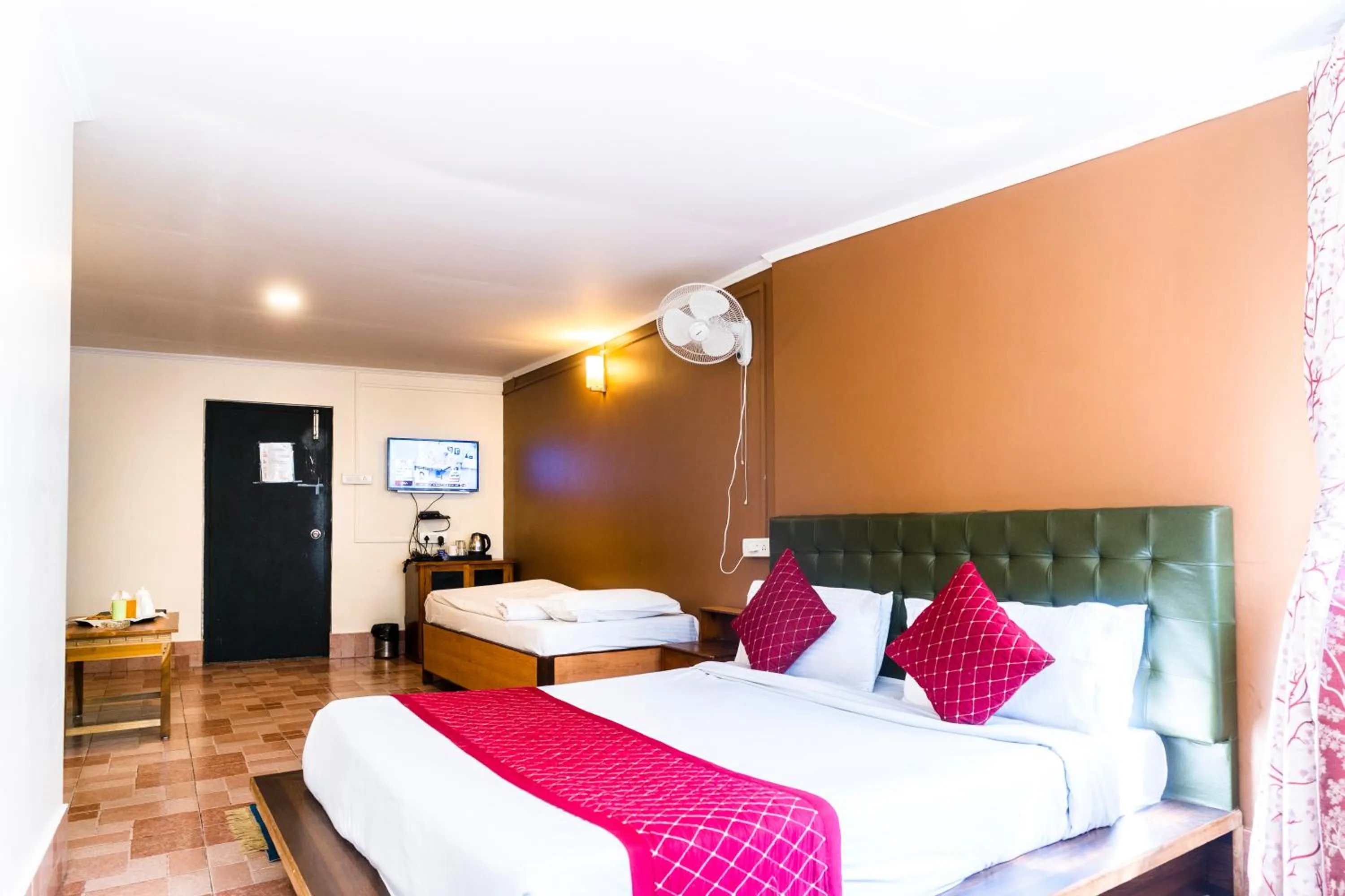 Comfort Triple Room in Sparrow Juniper Tree 2 min walk To Mg Marg