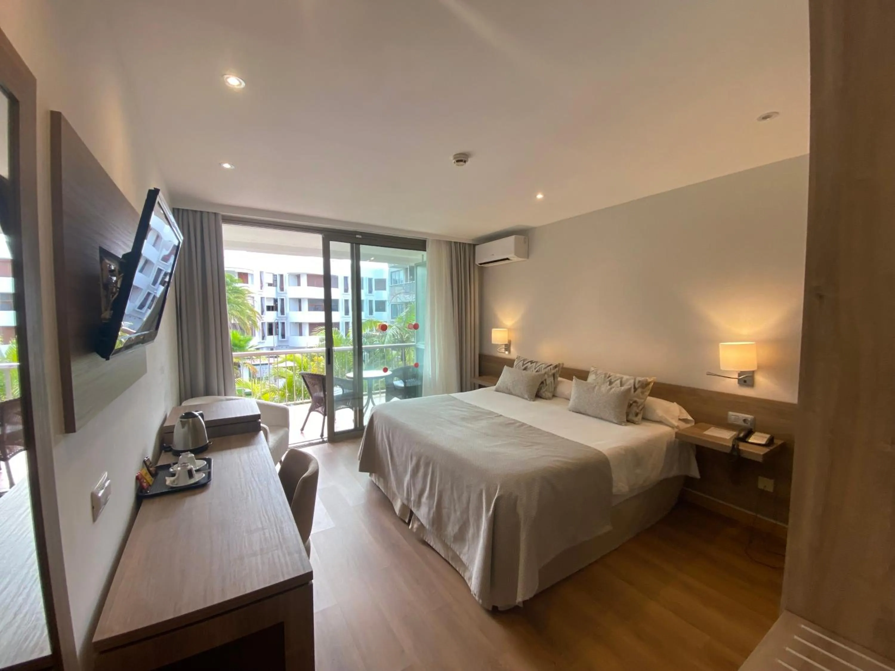 Double Room with Balcony and Pool View in Hotel Colon Rambla