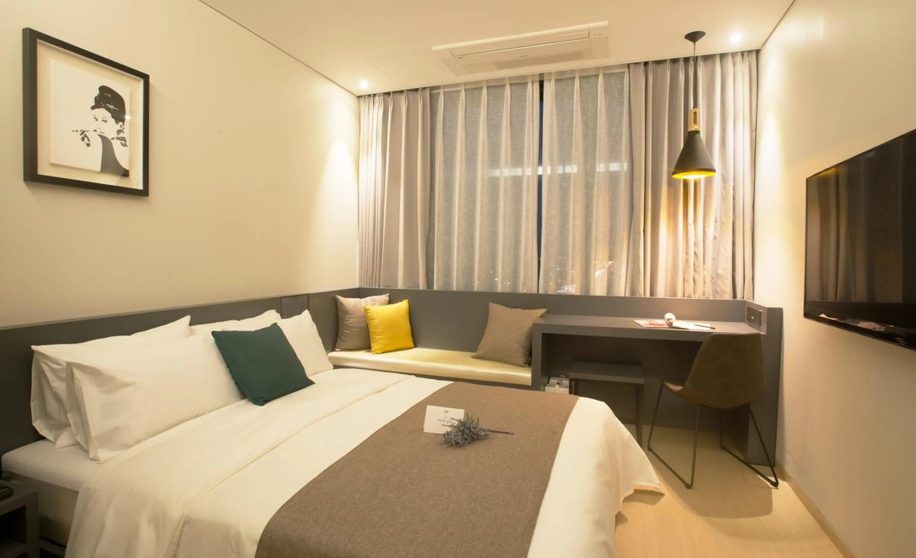 Standard Queen Room in GloucesterHotel Cheongju