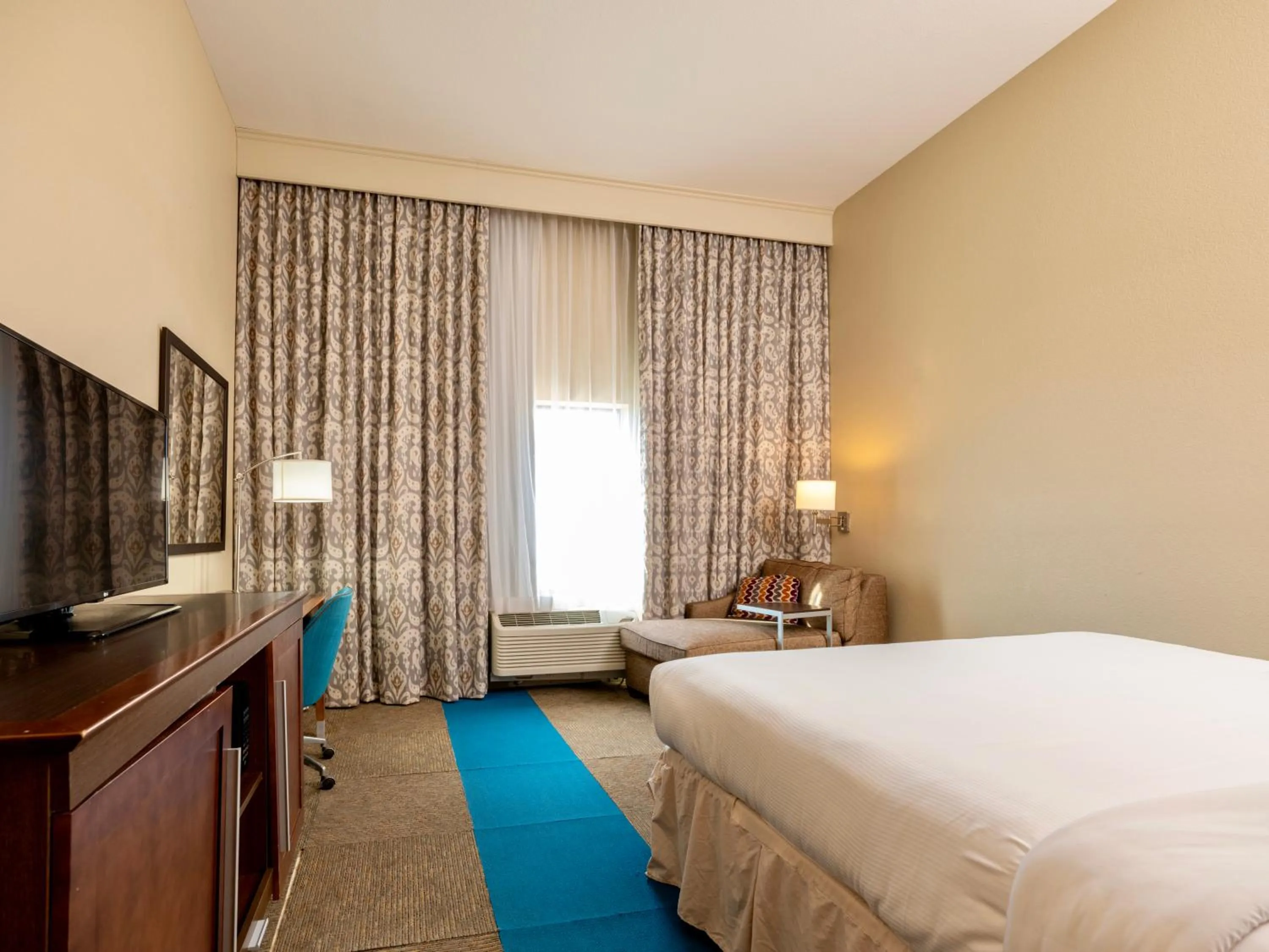 King Room with Roll-In Shower - Disability Access in Quality Inn - Pratt