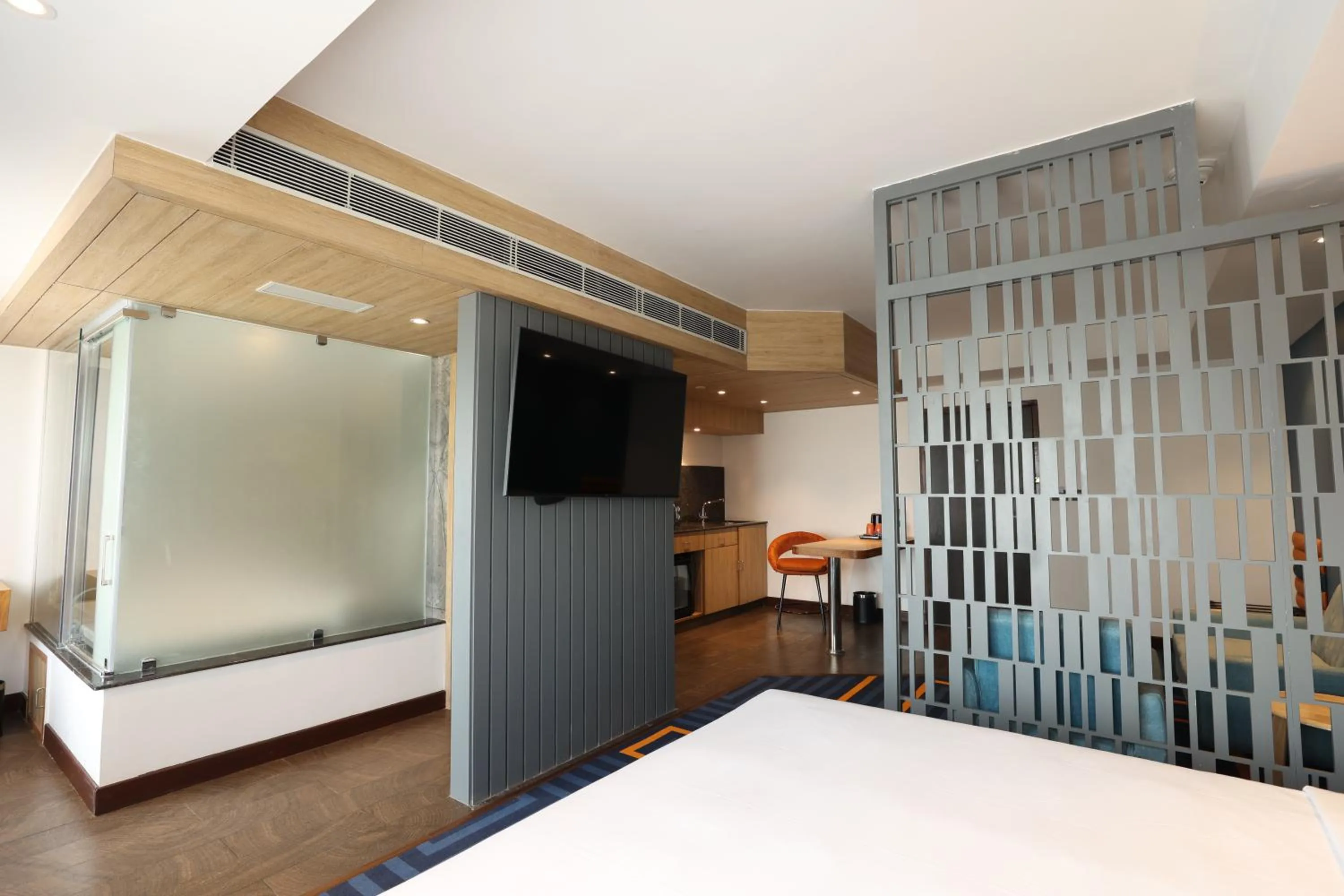 King Suite with Dining and Kitchenette in Holiday Inn Express & Suites Jaipur Gopalpura by IHG