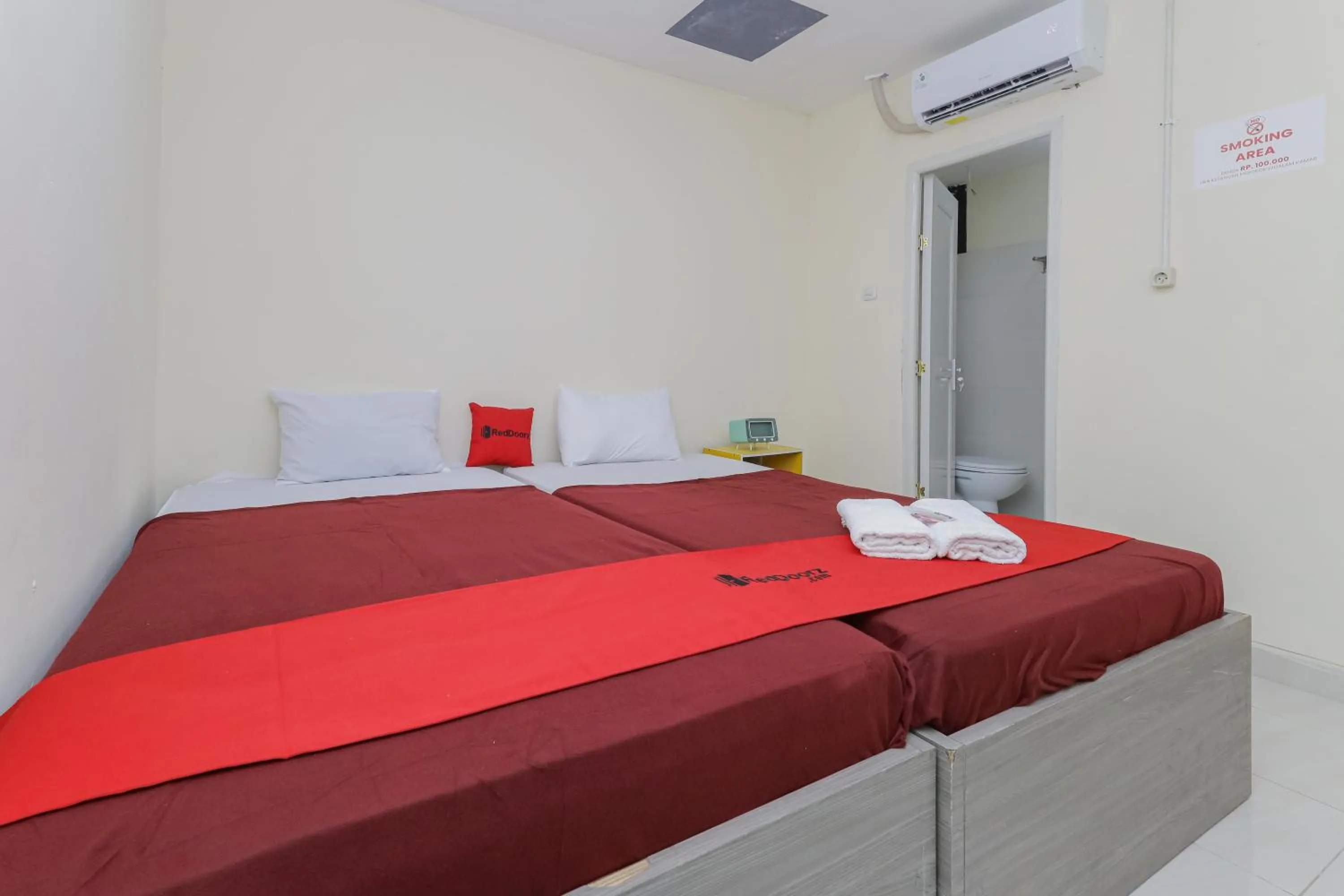 Twin Room in RedDoorz near RS Sari Asih Ciledug