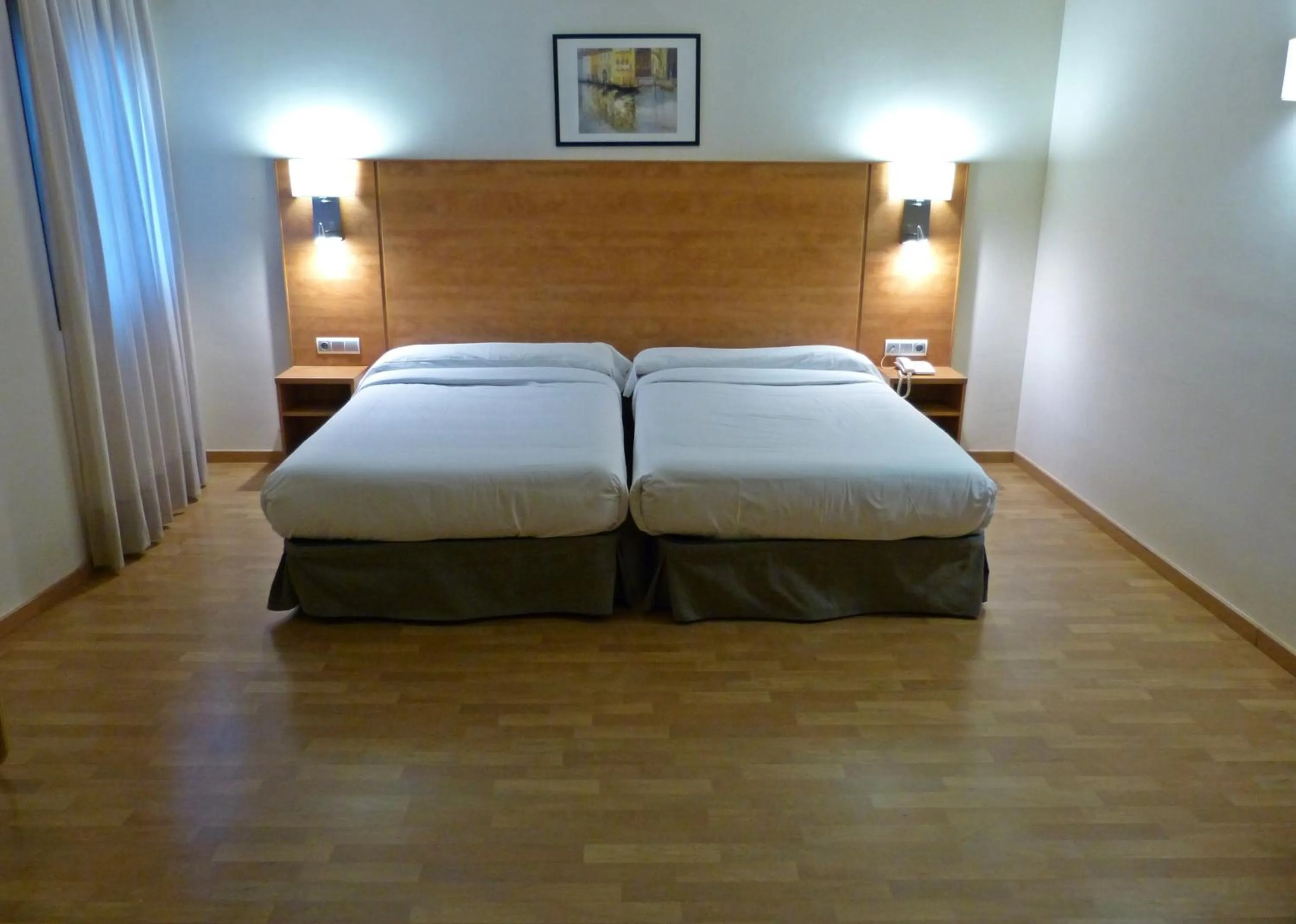 Standard Twin Room - Not Renovated in Hotel Avenida