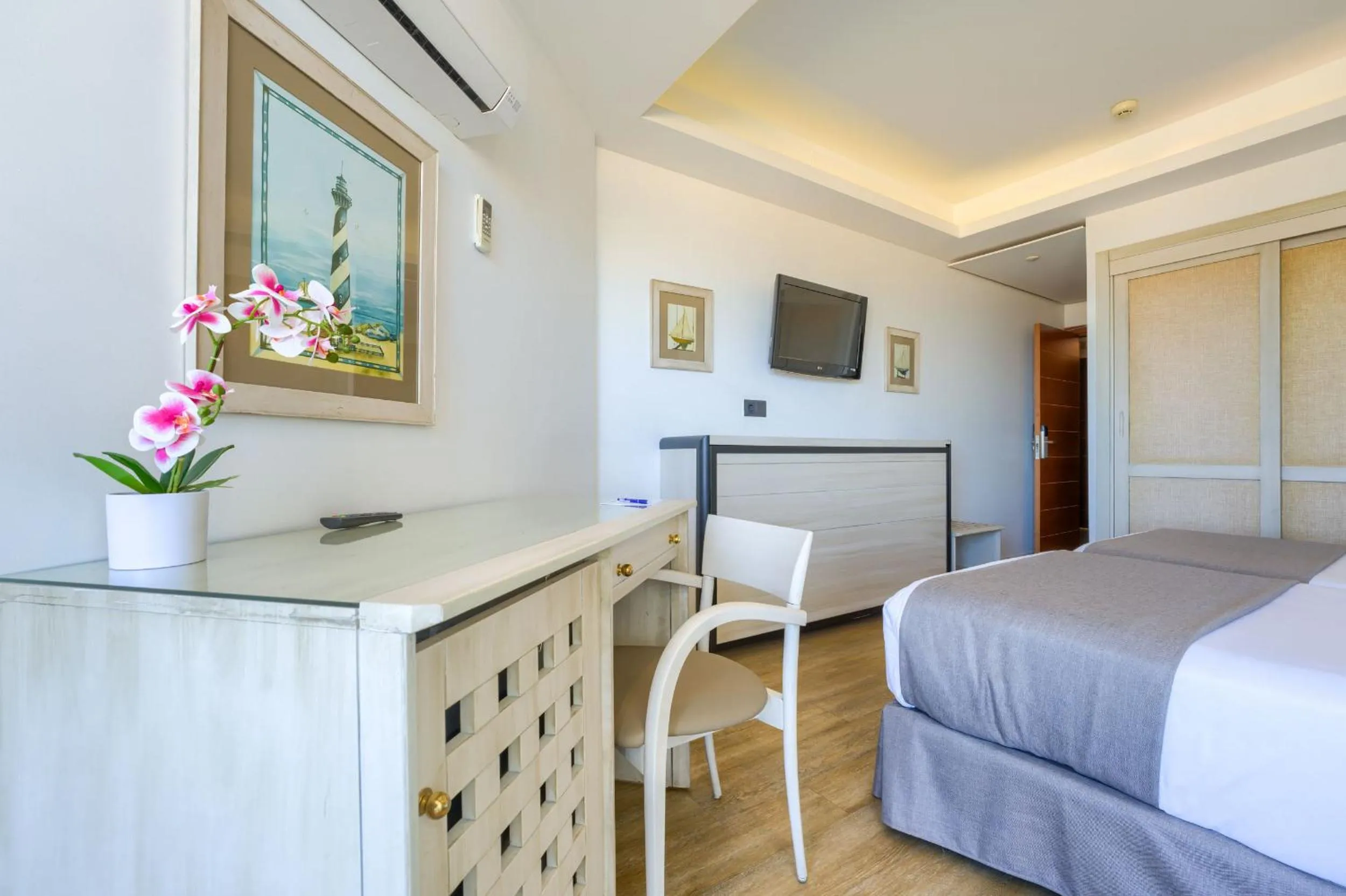 Twin Room with Sea View and Extra Bed in Hotel Puerto Bahía & Spa