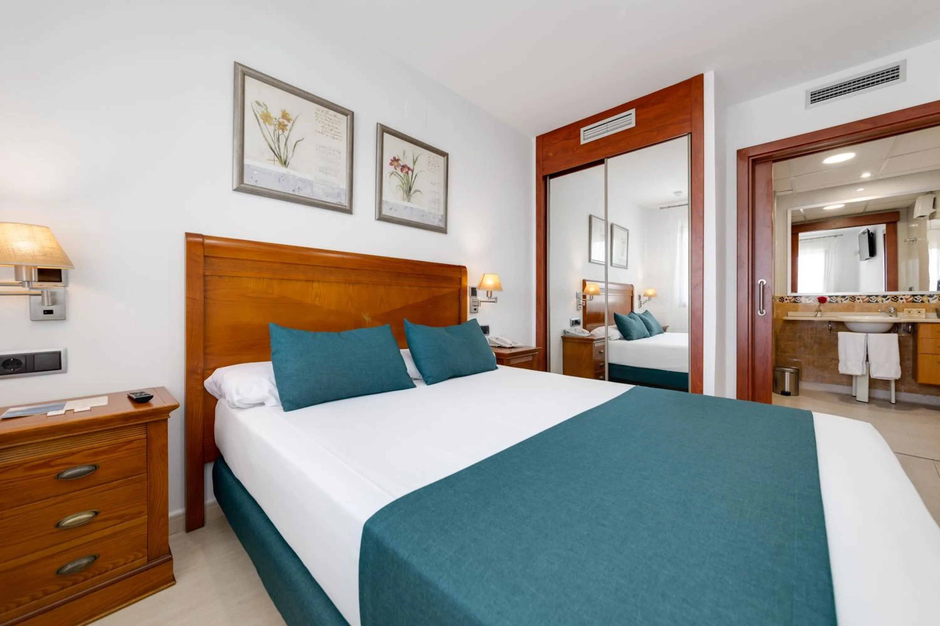 Suite Junior 2 personas in Daniya Denia Spa & Business 4*