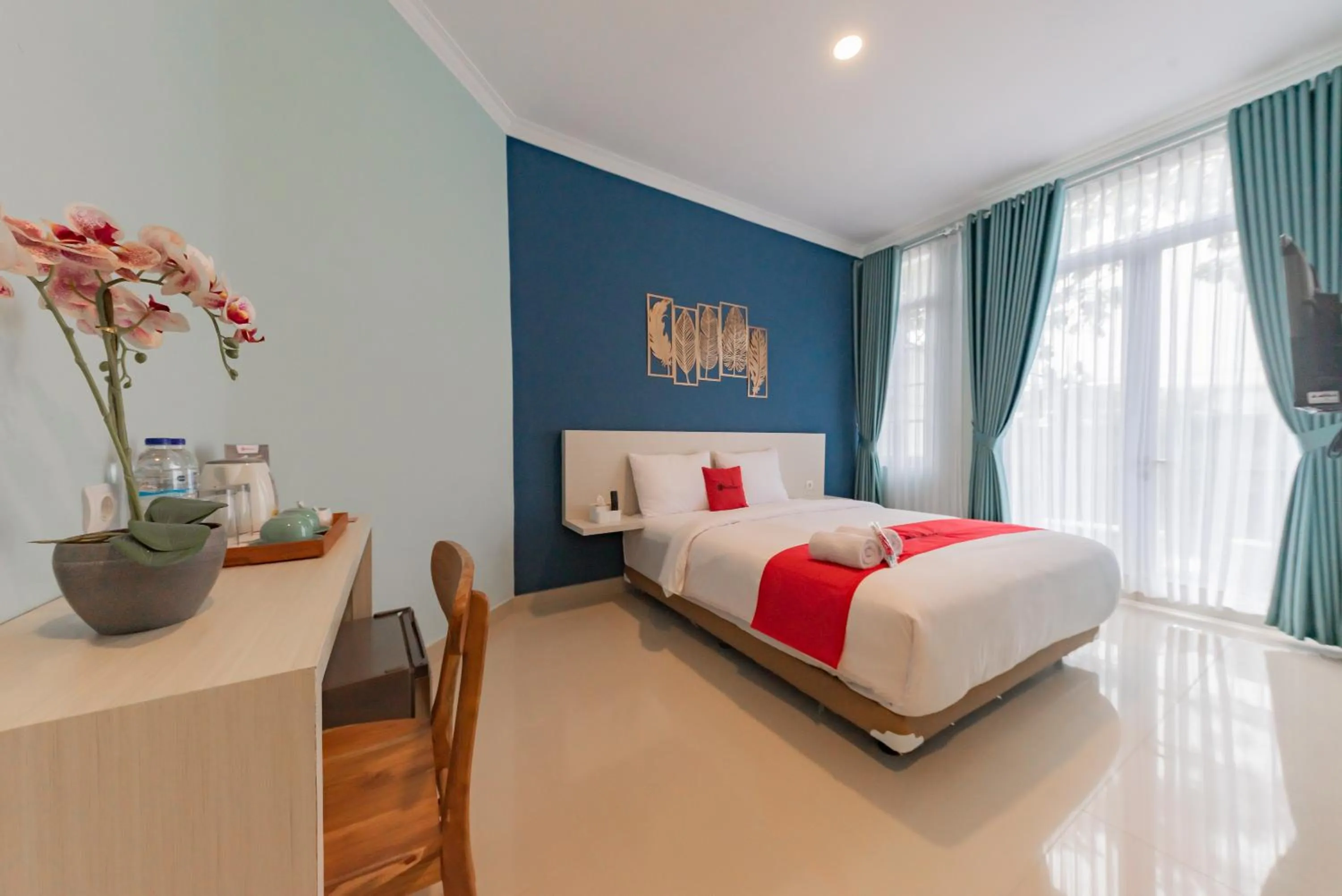 Deluxe Room in RedDoorz Plus near Surapati Core