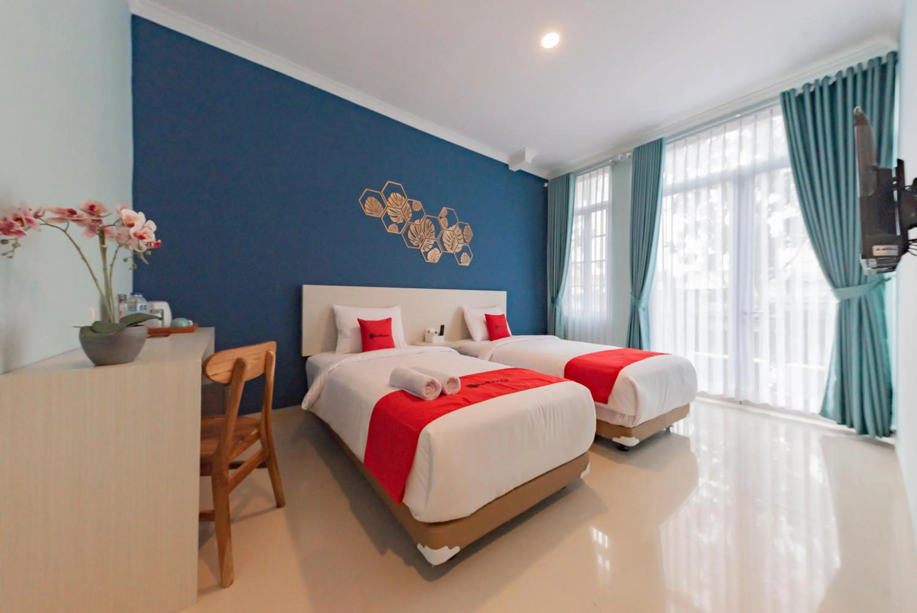 Deluxe Twin Room in RedDoorz Plus near Surapati Core