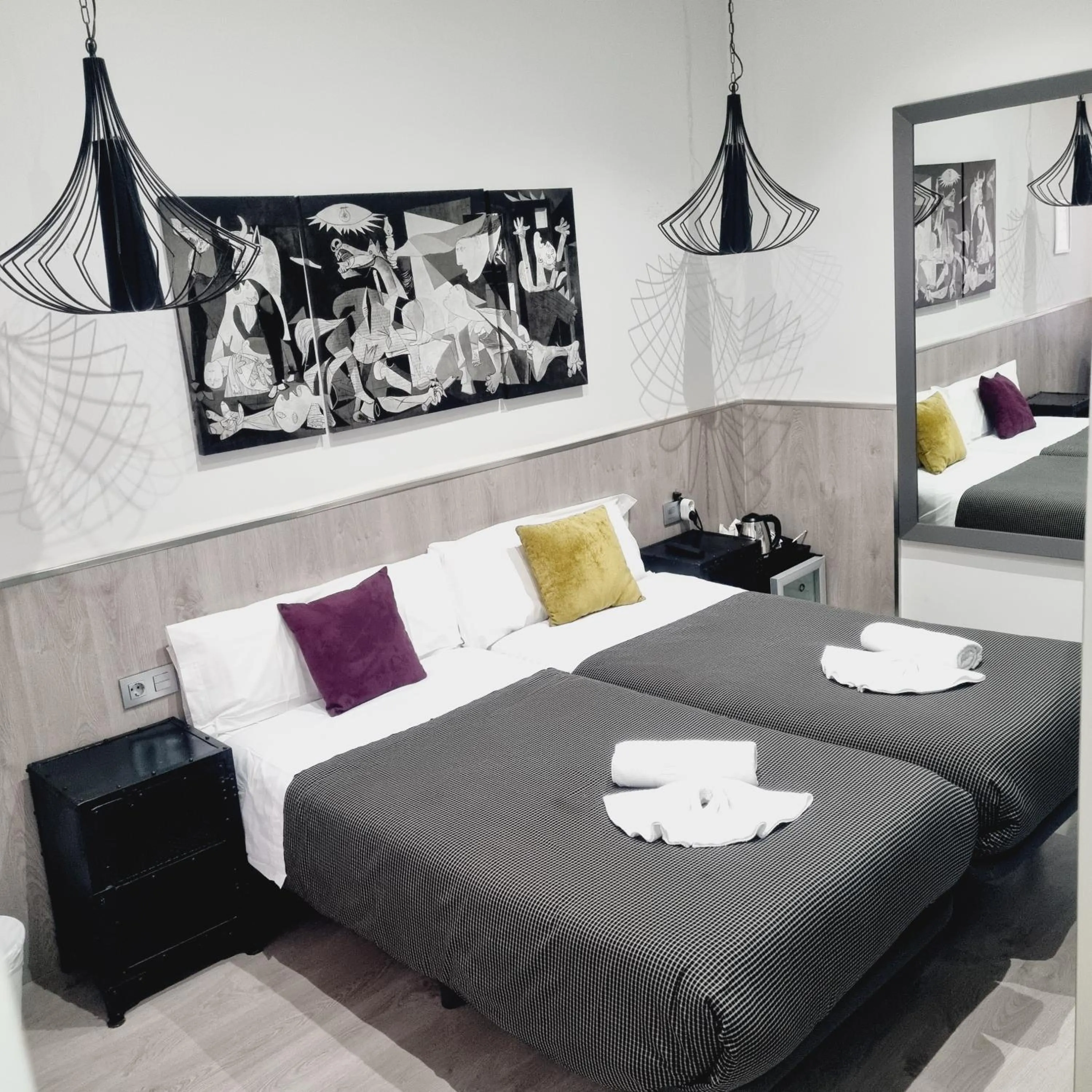 Twin Room in Hostal Lauria