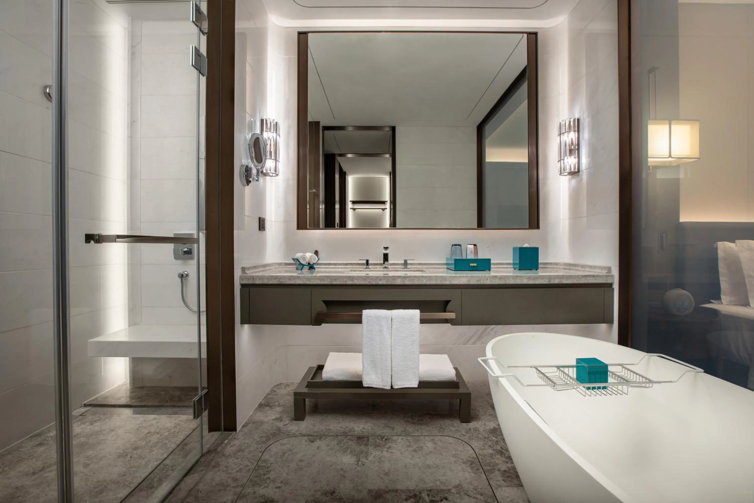 Deluxe Lake View 2 Double Beds Room in Wyndham Grand Zaozhuang