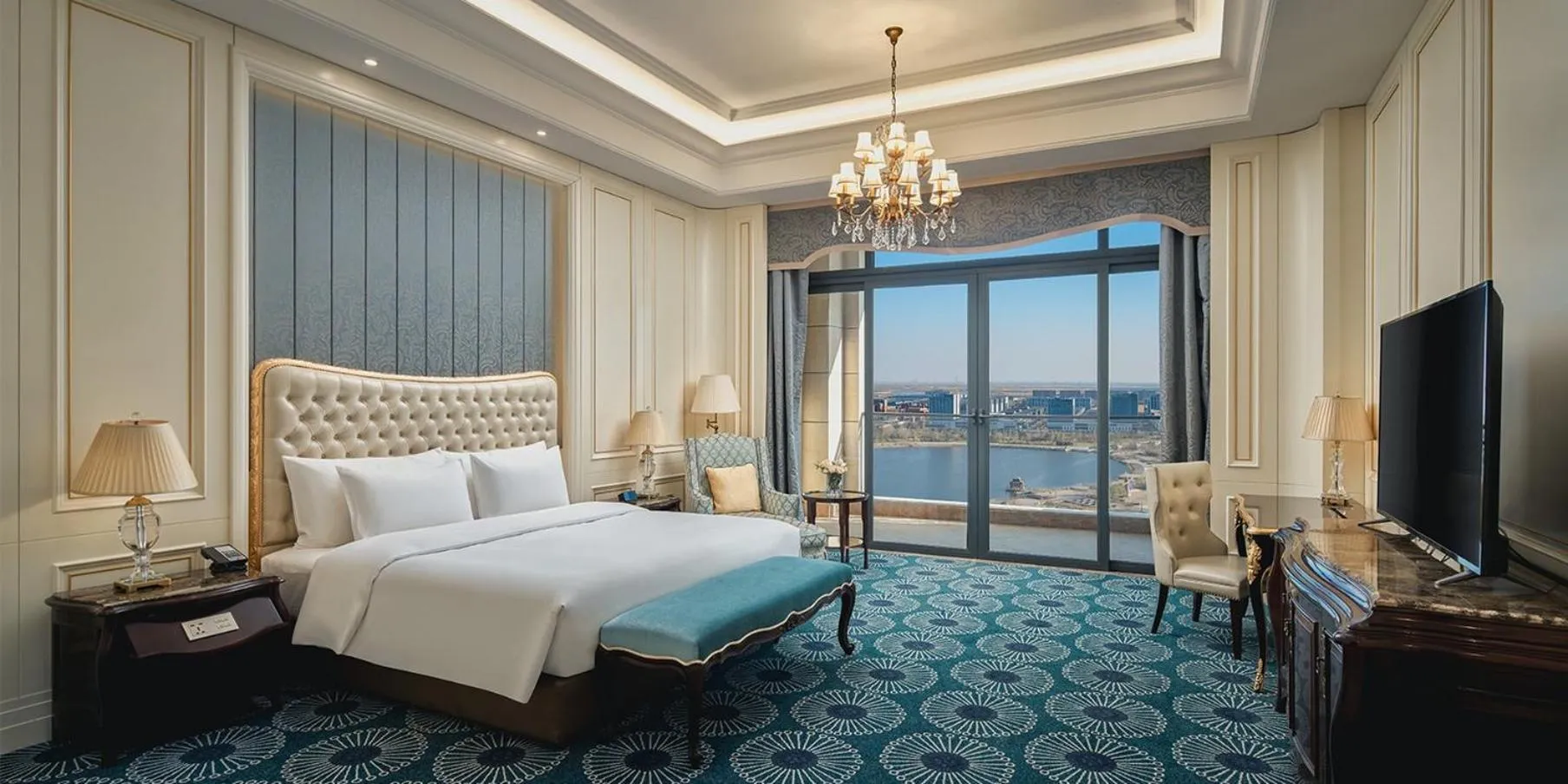 Grand Suite with Lake View in Crowne Plaza Dongying by IHG