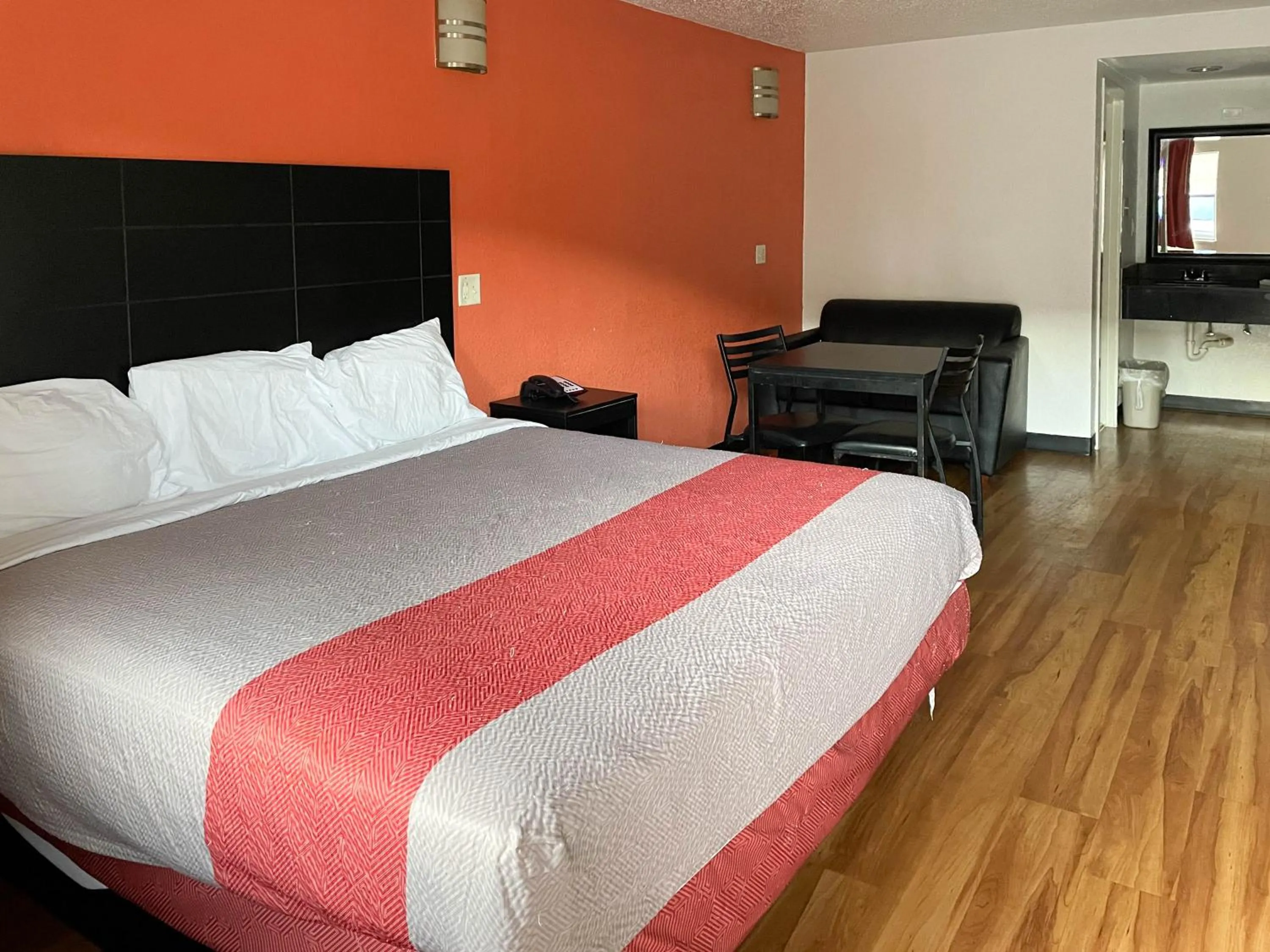 Deluxe King Room - single occupancy - Smoking in Studio 6 Houston TX Brookhollow