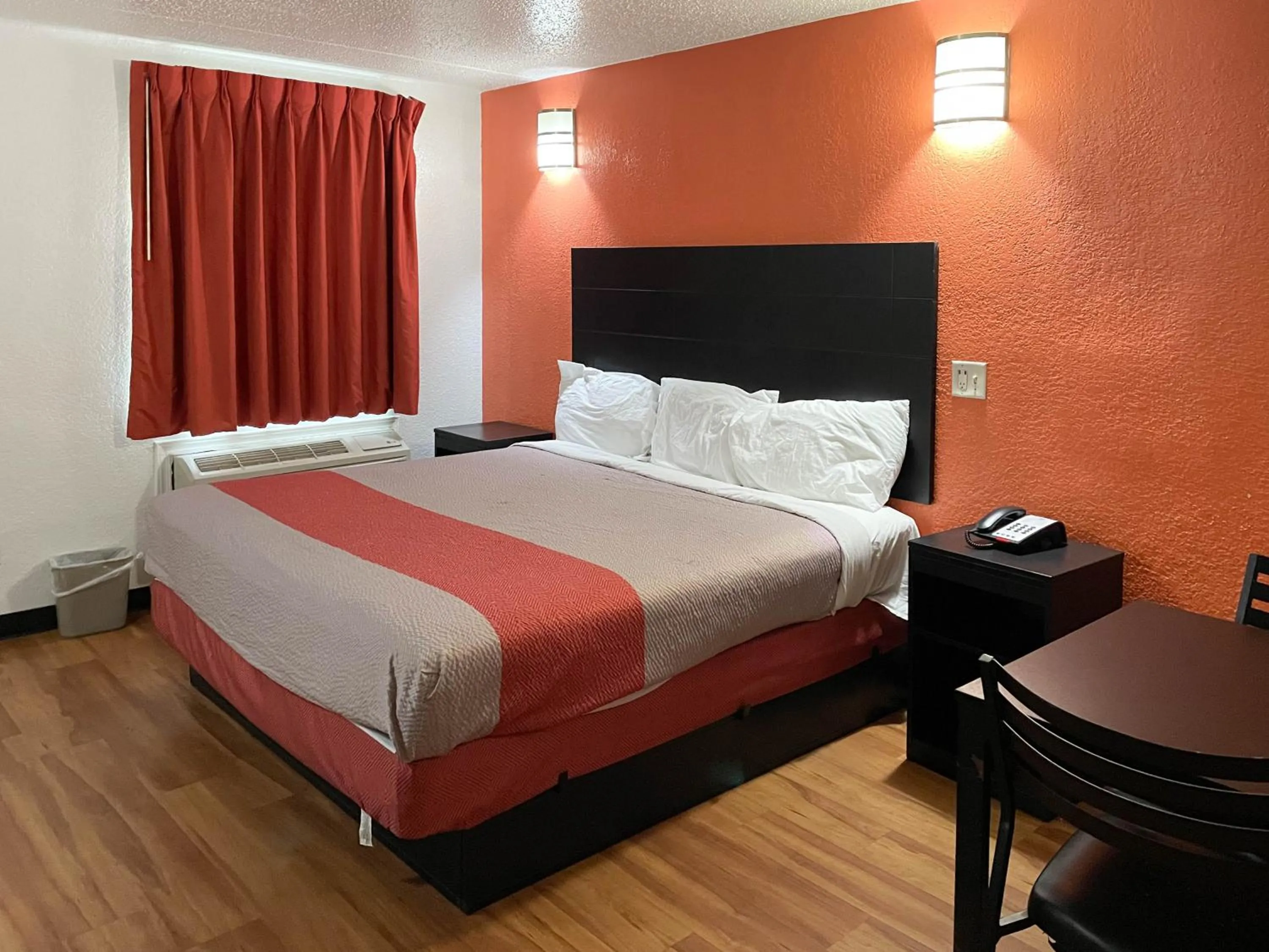 King Room with Spa Bath - single occupancy - Non-Smoking in Studio 6 Houston TX Brookhollow