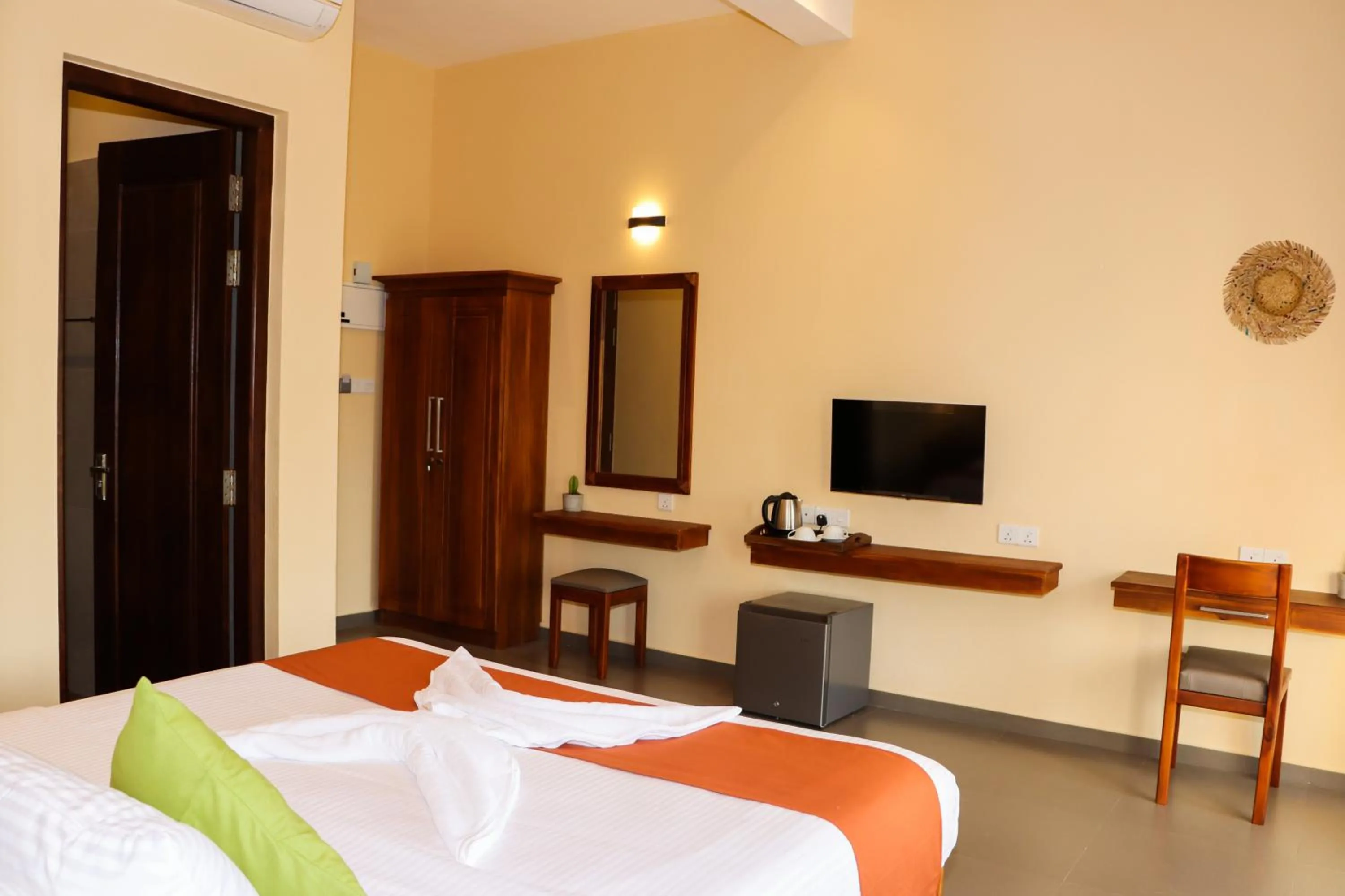 Deluxe Double or Twin Room with Balcony - single occupancy in Paddyway Resort