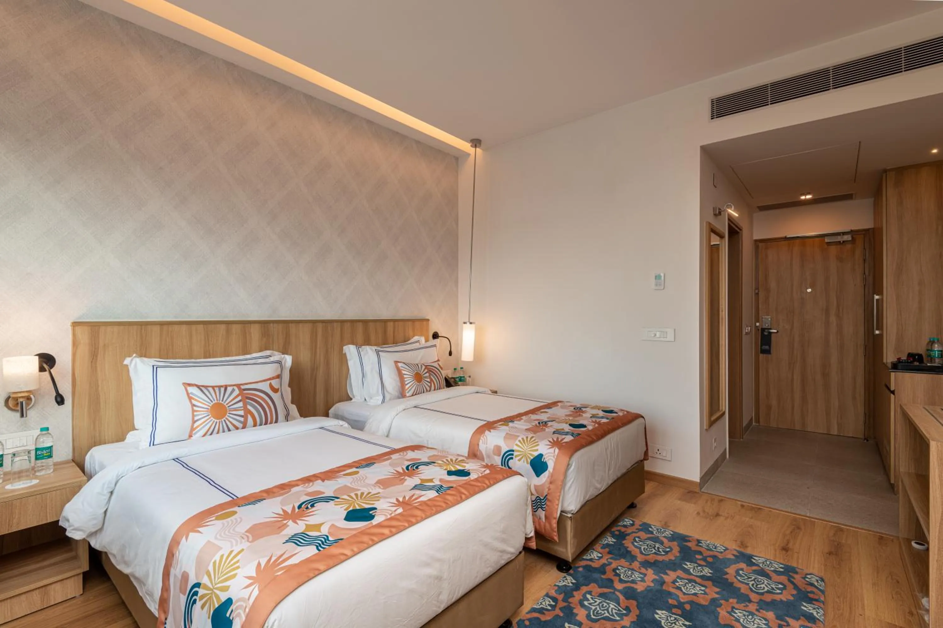 Deluxe Twin Room in ExpoInn Suites and Convention