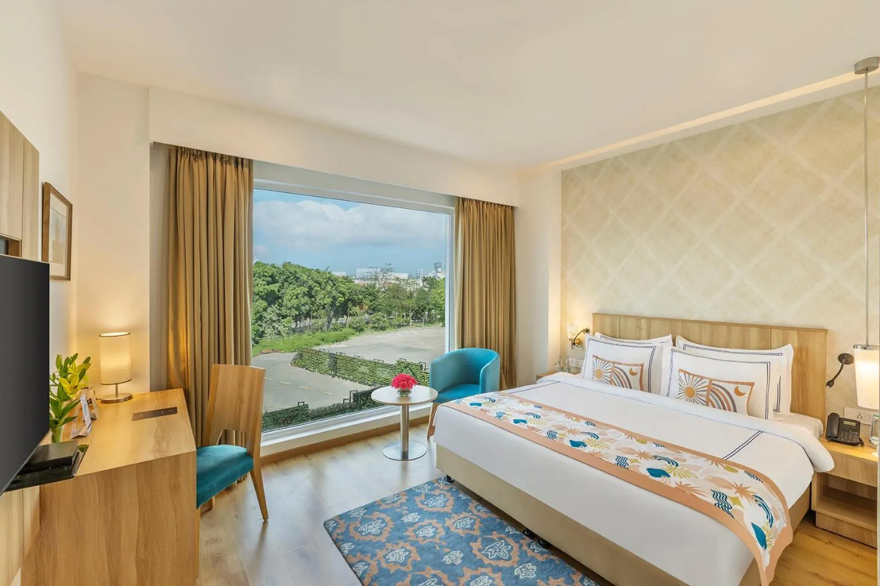 Deluxe King Club Access in ExpoInn Suites and Convention