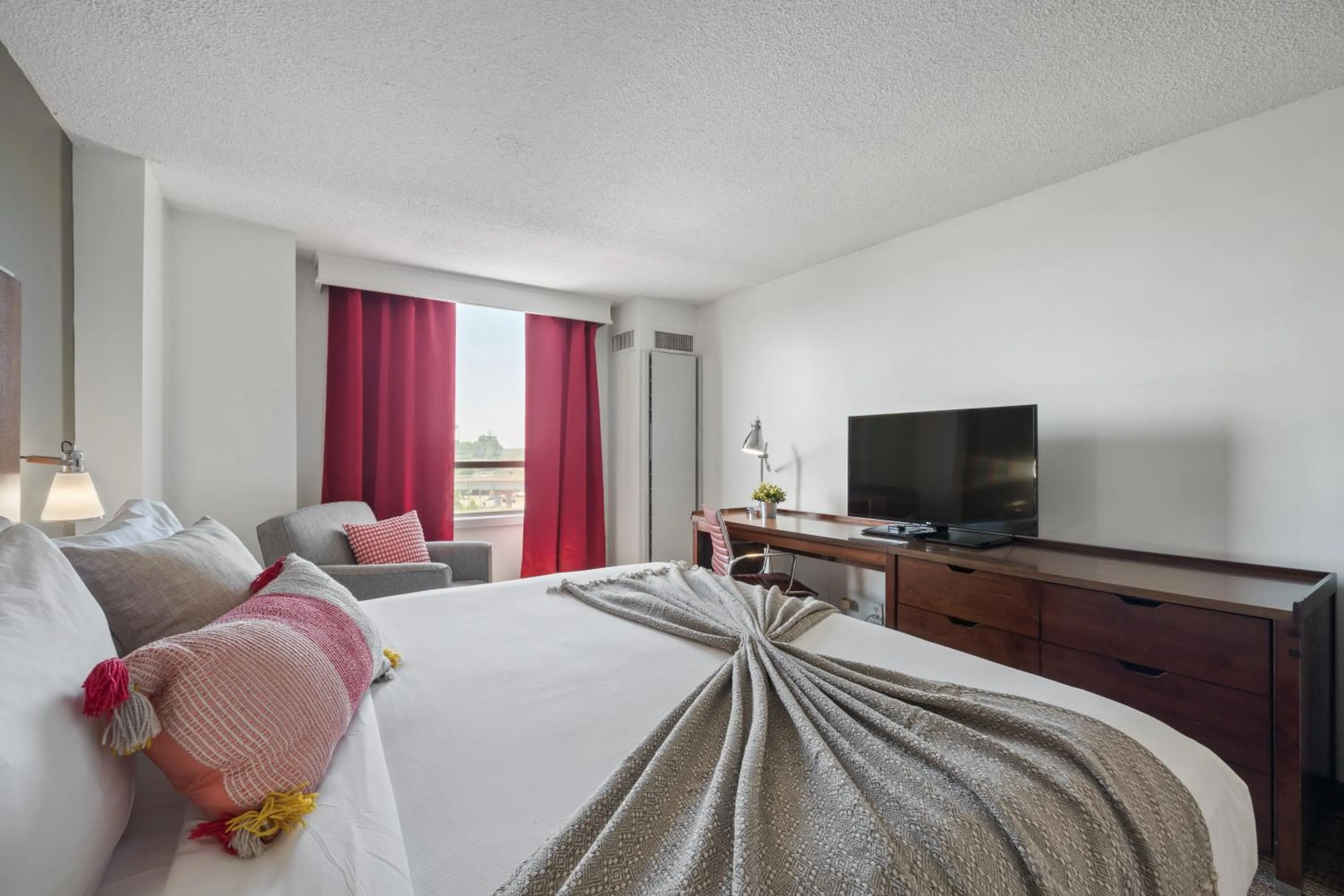 Deluxe King Room in 315 LoSo Hotel Airport