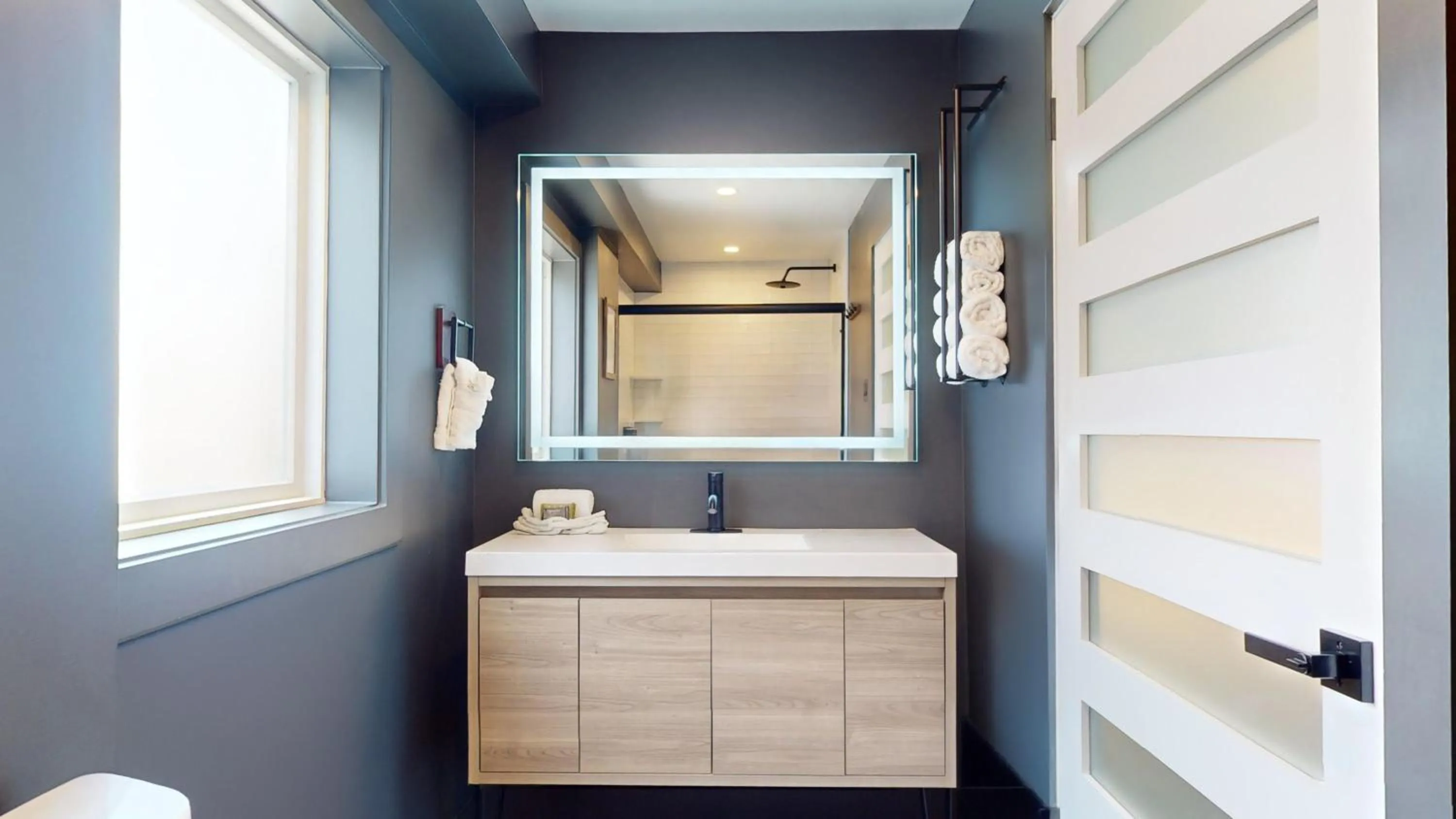 Deluxe King Suite in The Surf Club