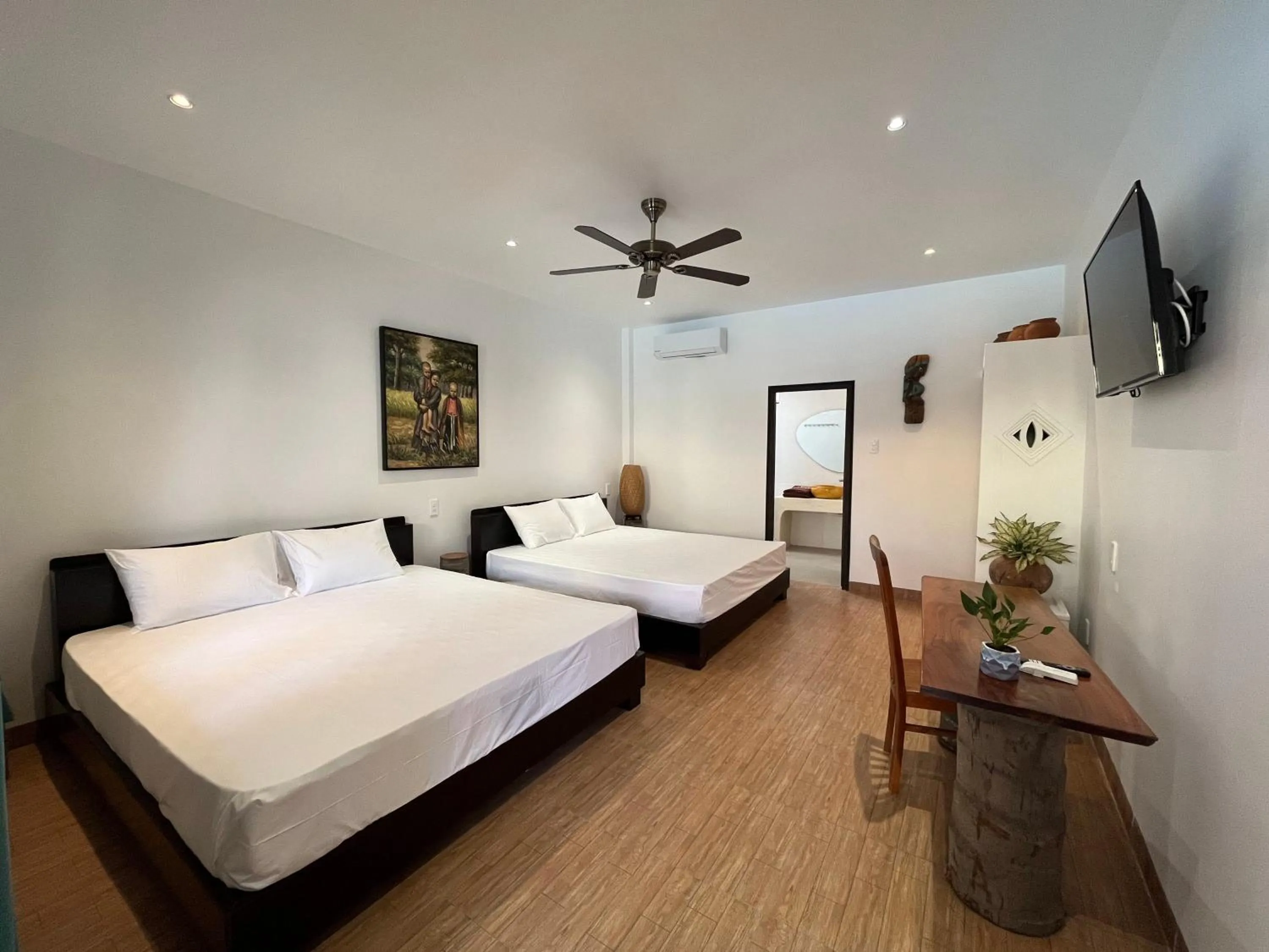 King Room with Two King Beds - single occupancy in Mi Nhon Em Hotel Muine