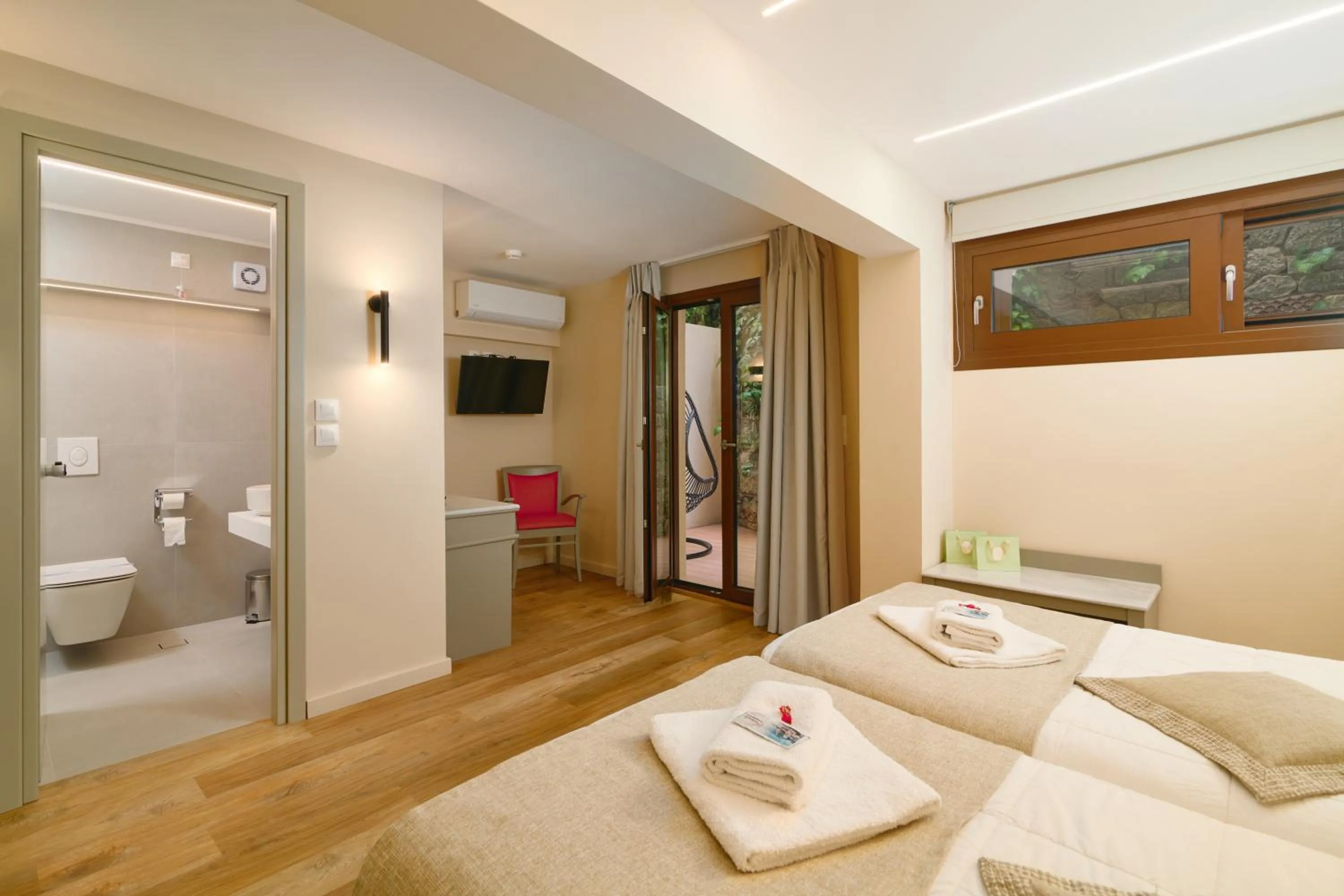 Quadruple Room with Spa Bath in Fedriades Delphi Hotel