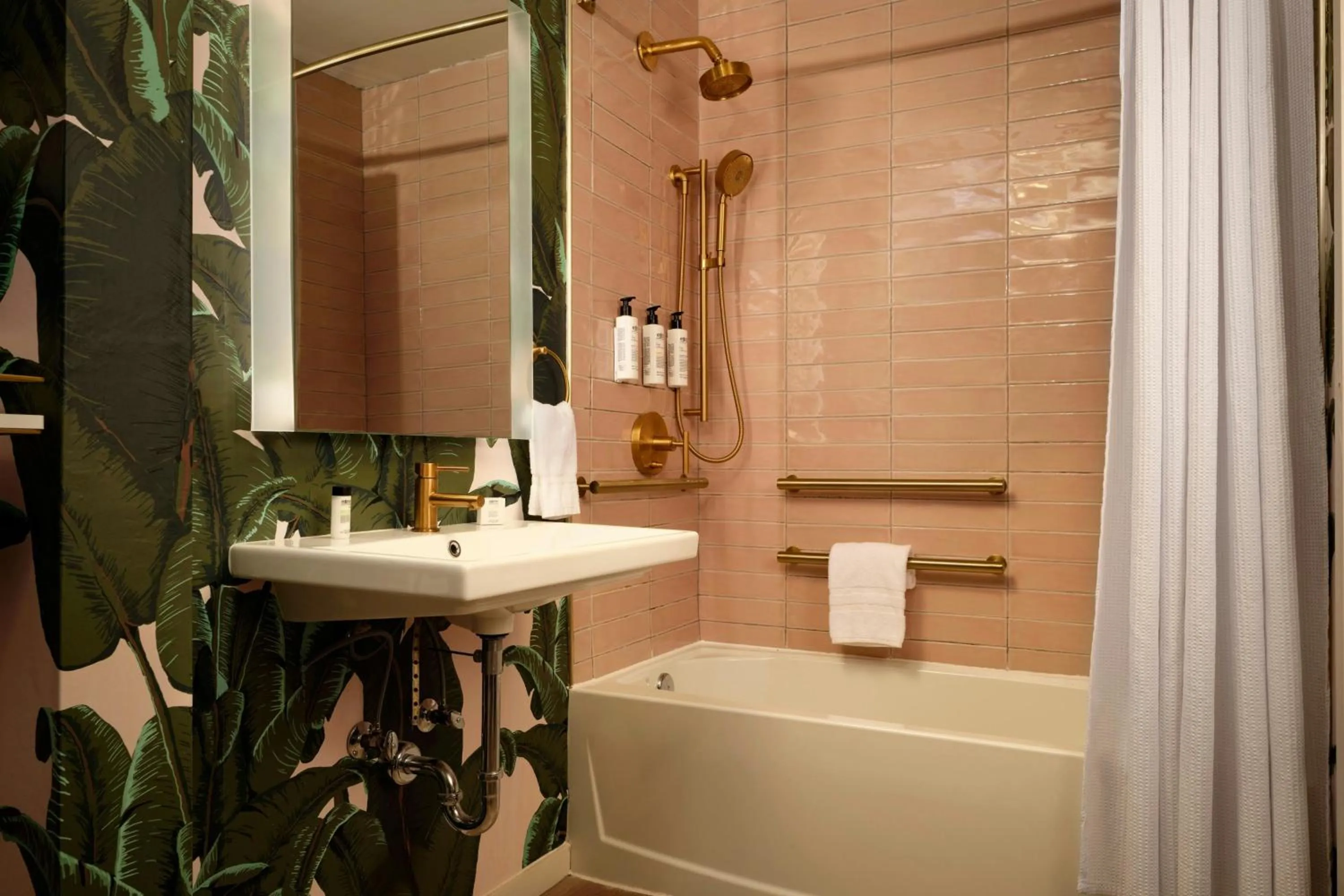 Queen Room with Tub - Mobility and Hearing Accessible in FOUND Hotels, Miami Beach, Series by Marriott