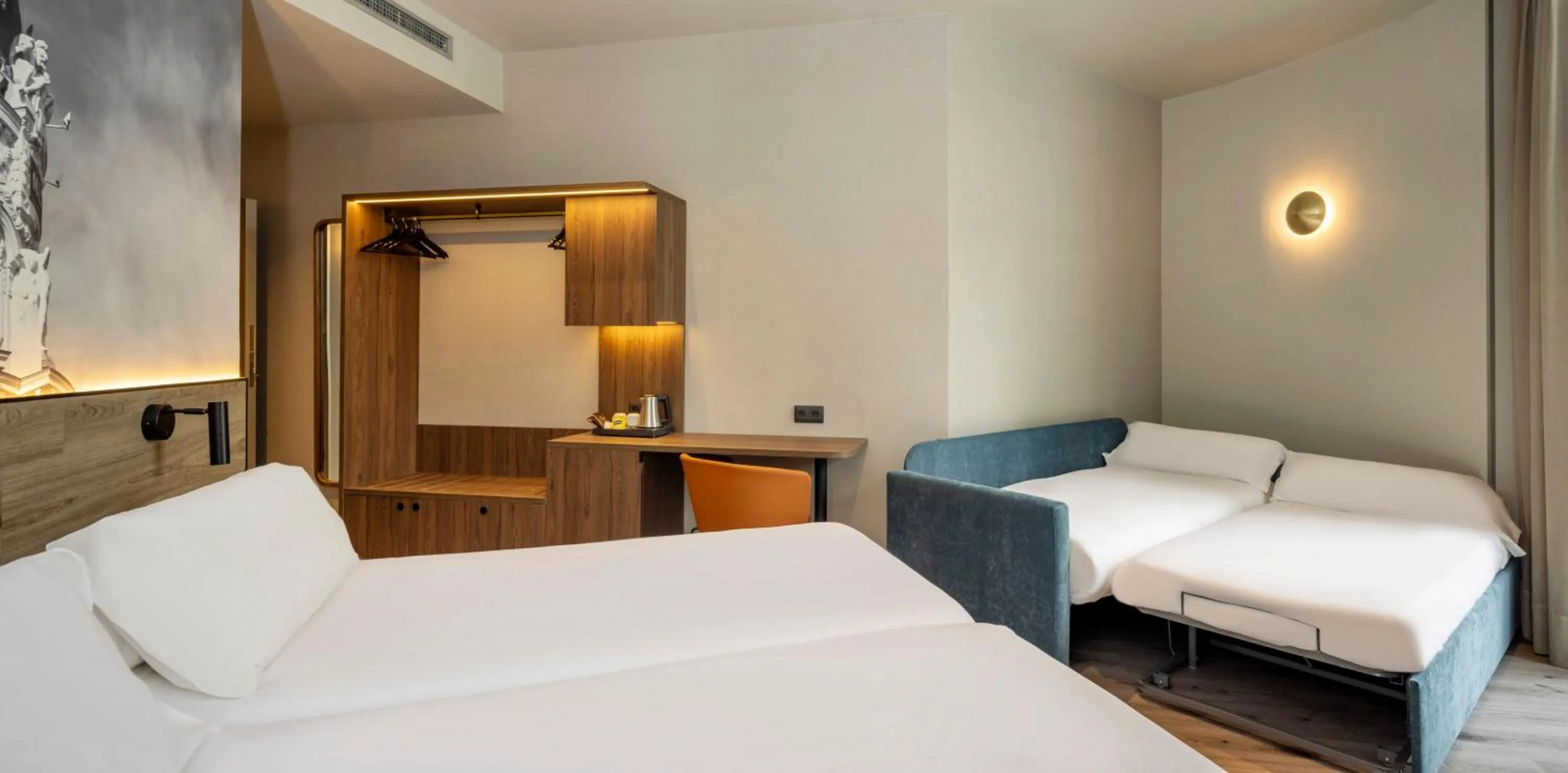 Quadruple Room with City View in Regente Hotel