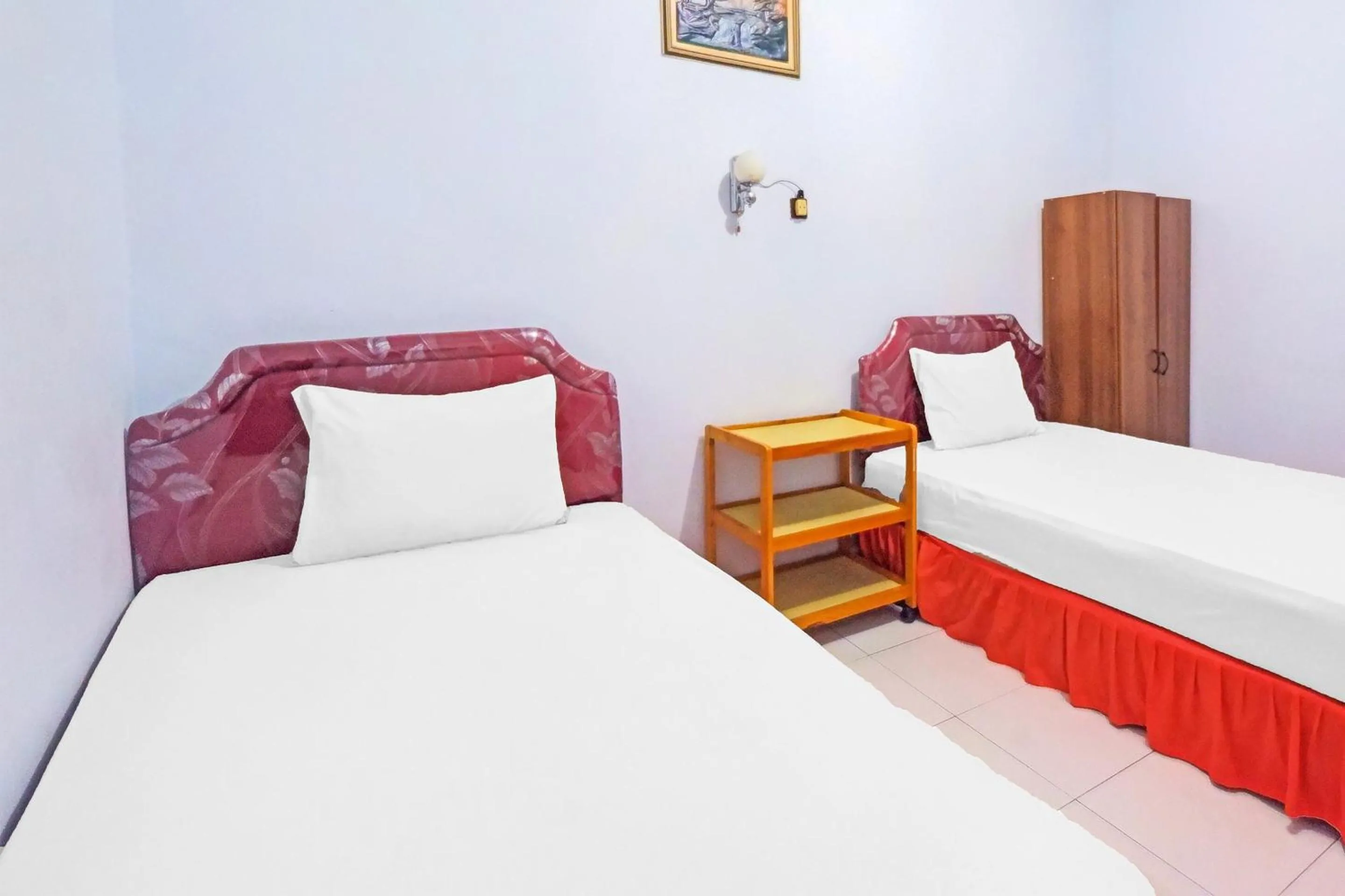 Standard Twin Room in Hotel O Wisma Arwini Syariah Near Benteng Balangnipa