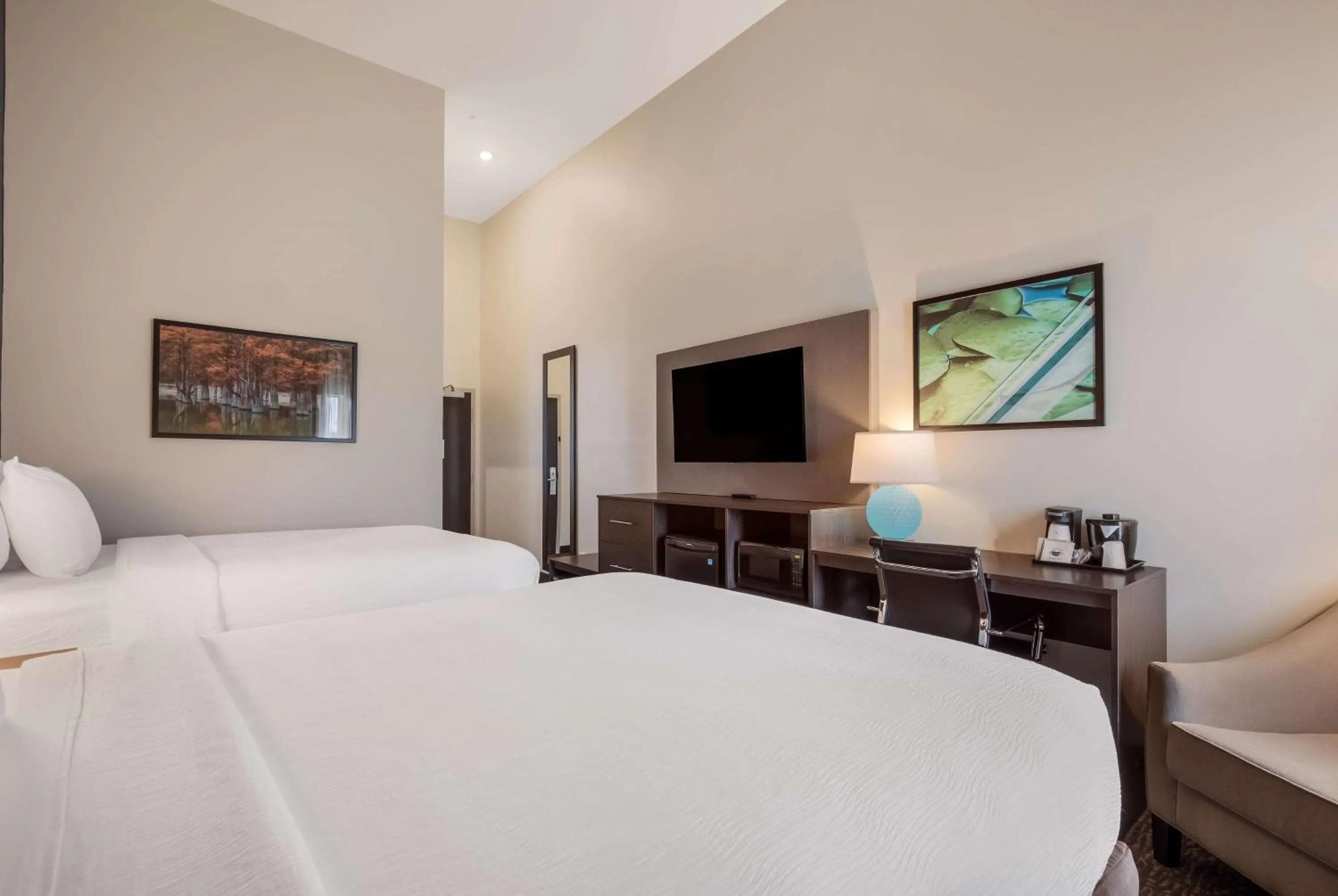 Queen Room with Two Queen Beds, Mobility/Hearing Impaired Access and Bathtub with Grab Bars, Non-Smoking in La Quinta Inn & Suites by Wyndham Sulphur Lake Charles