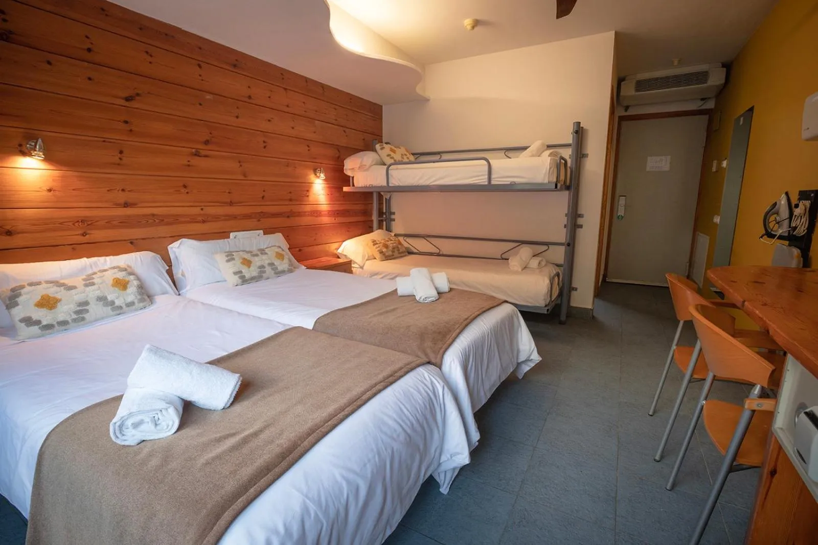 Quadruple Room in Hotel Restaurant Les Brases