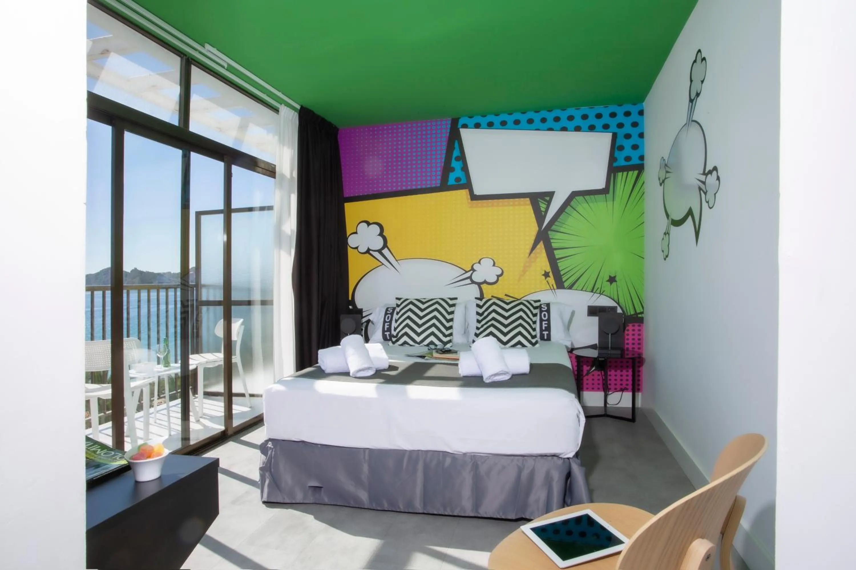 Double Room with Balcony and Sea View in Casual Pop Art Benidorm