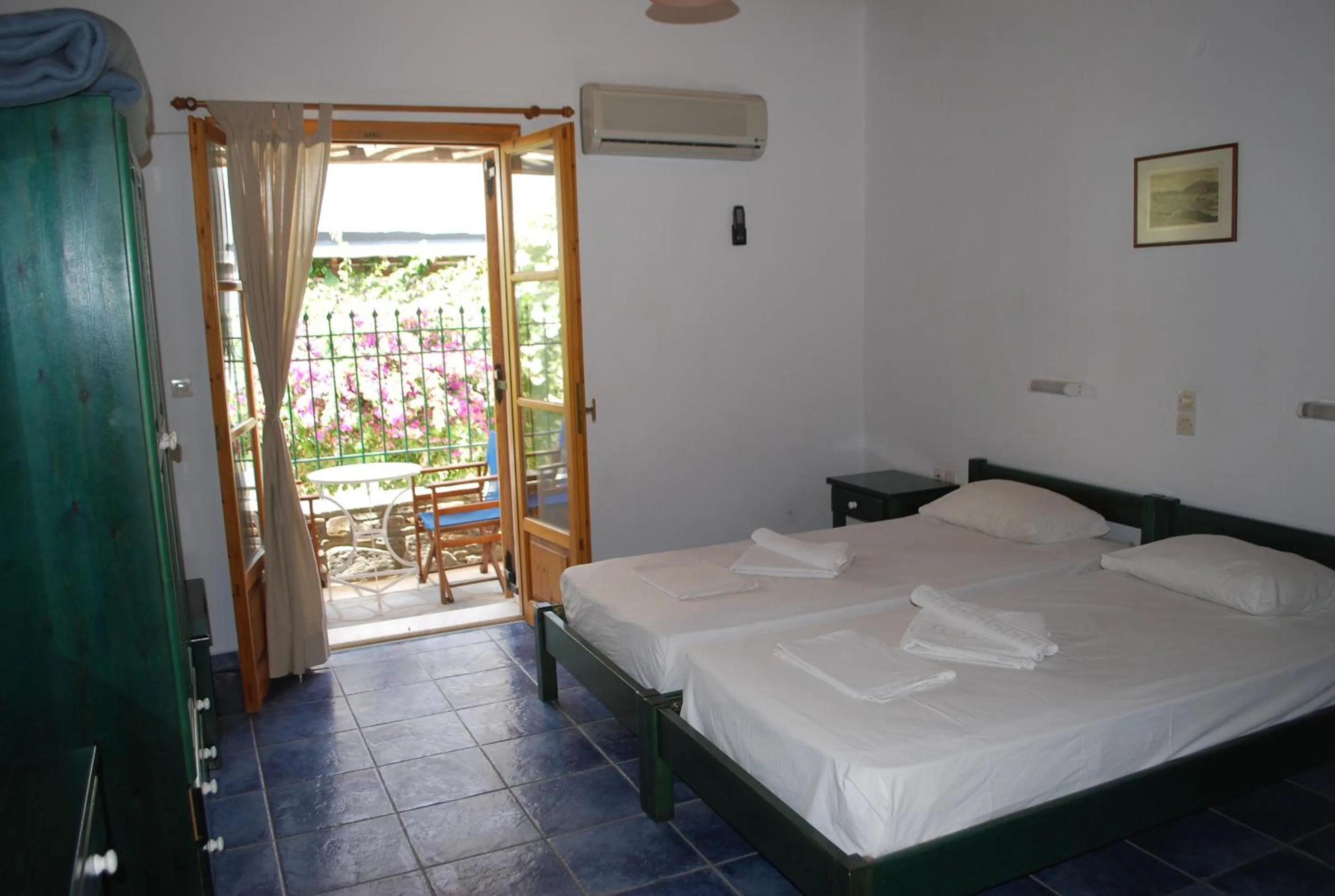 Twin Room in Siroco's Rooms And Studios