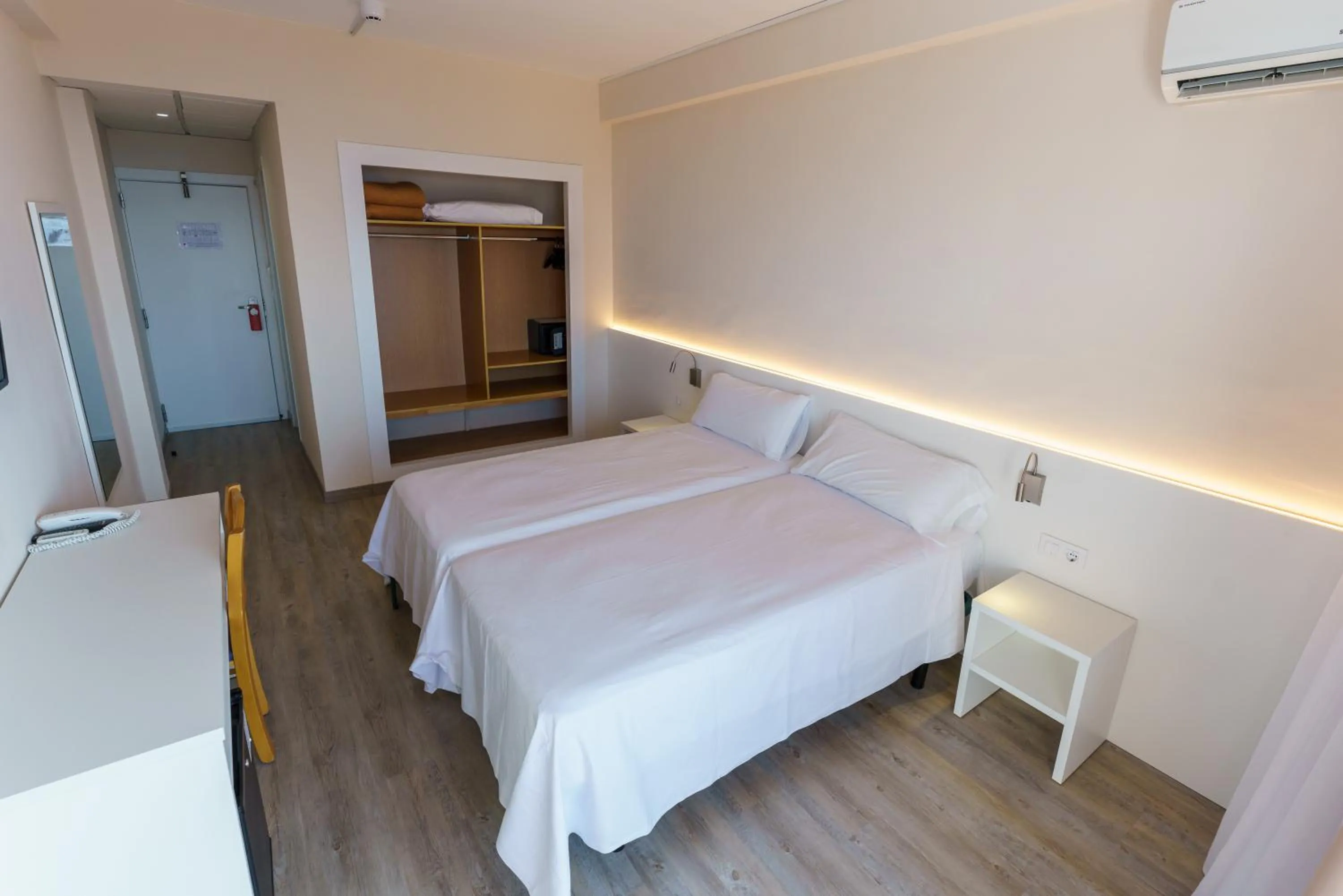 Double Room with Sea View - single occupancy in Checkin Catalonia