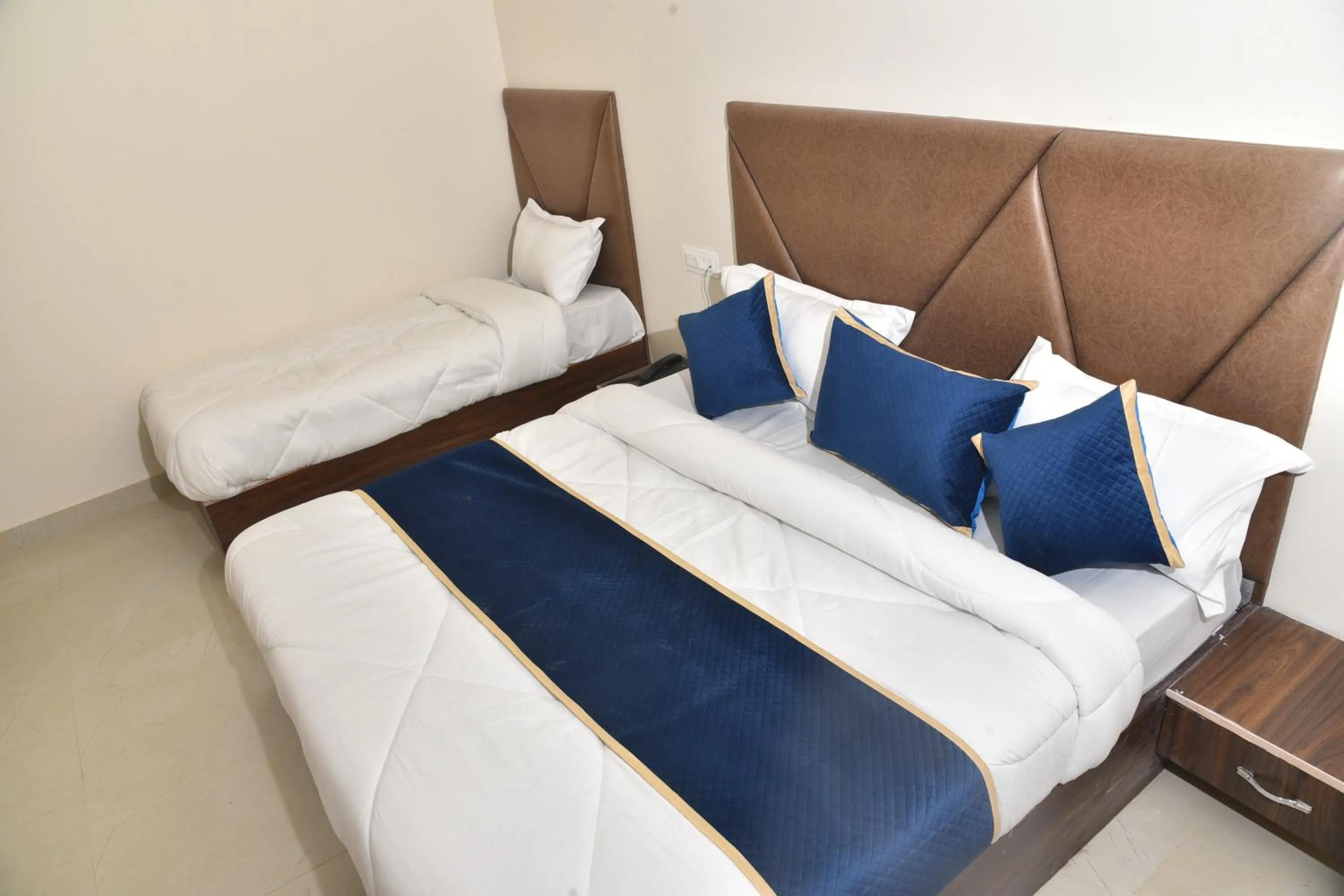 Deluxe Triple Room in Apex Hotel