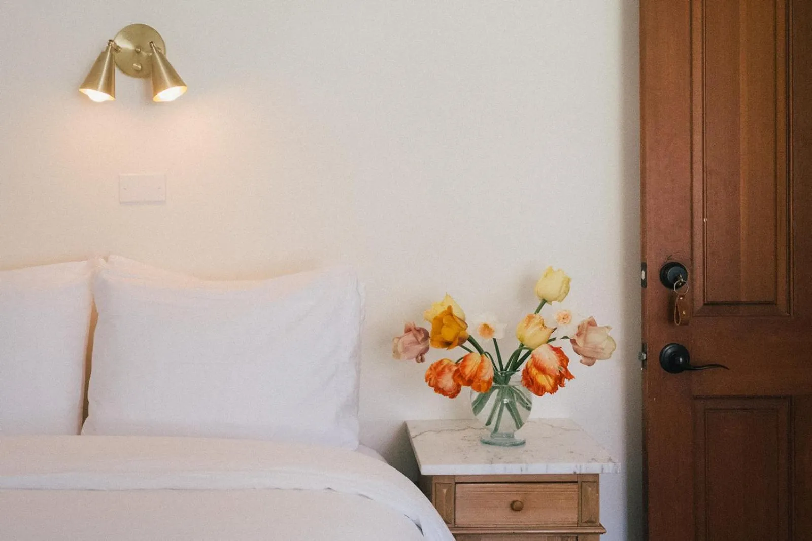 Queen Room with Shared Bathroom in Saturn's Return