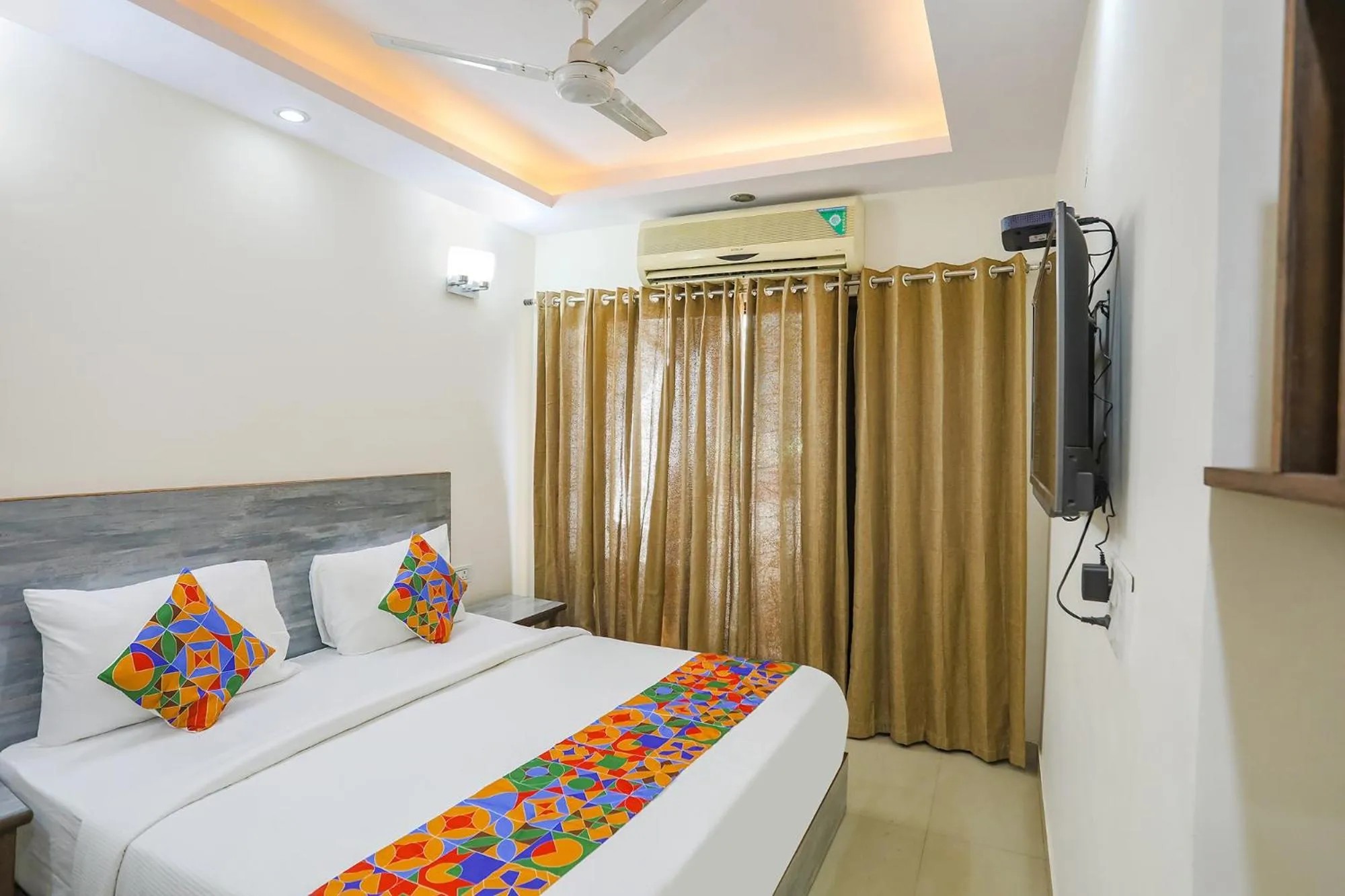 Deluxe Room - single occupancy in FabExpress JPM Harshdeep
