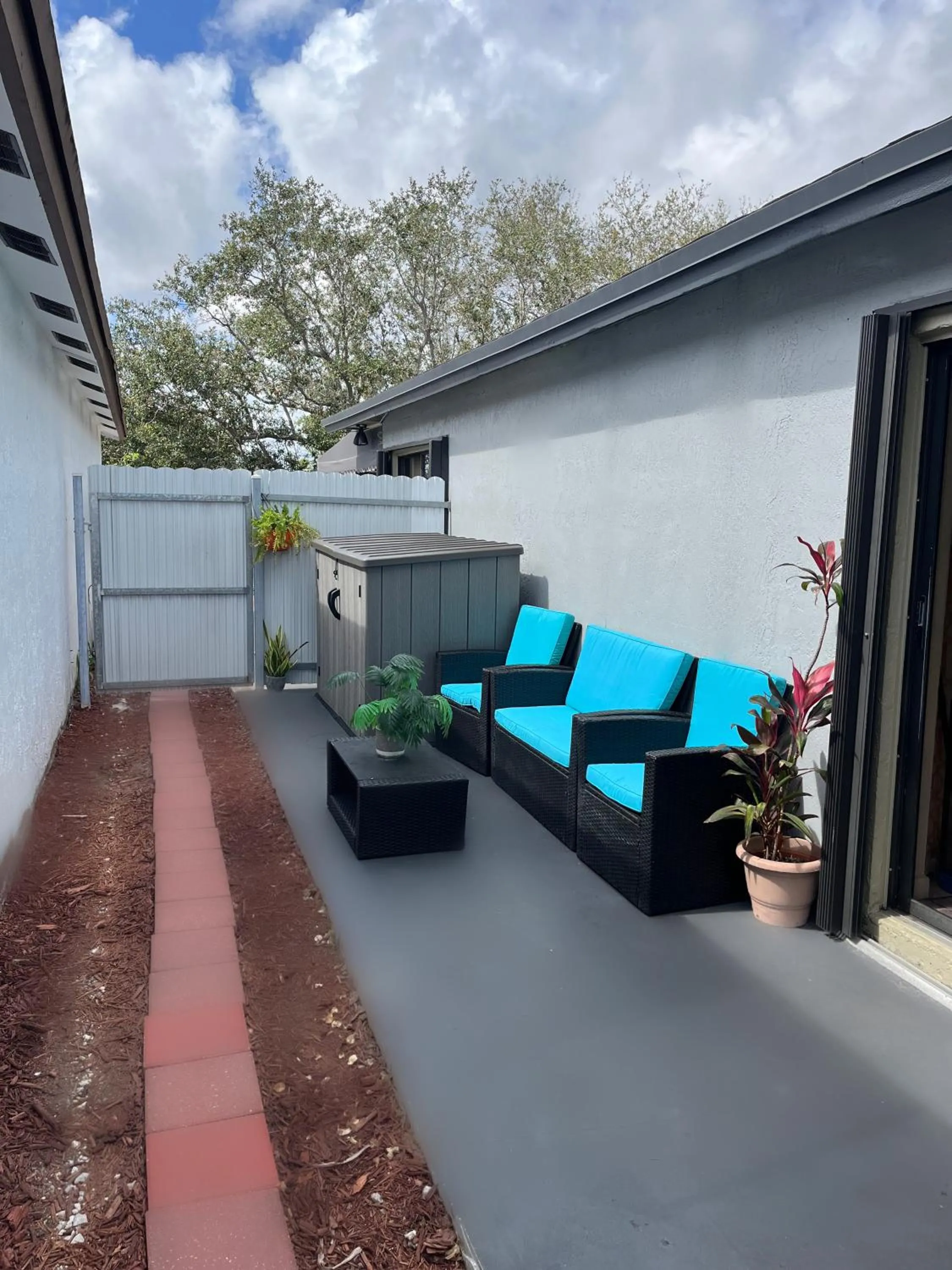 Three-Bedroom House in Amazing & cozy Duplex near Zoo Miami !