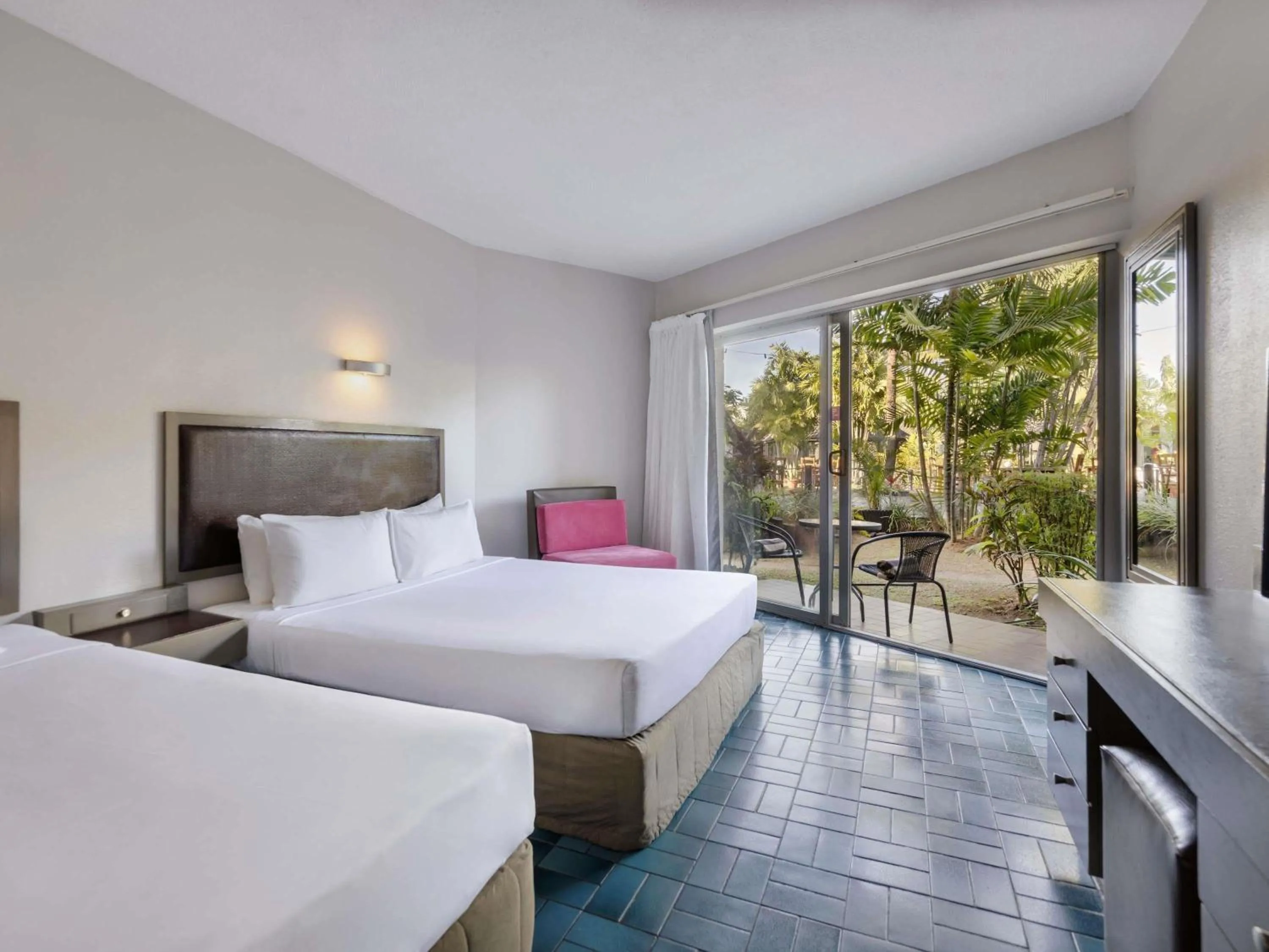 Standard Room with 1 Queen and 1 Single Bed in Mercure Nadi