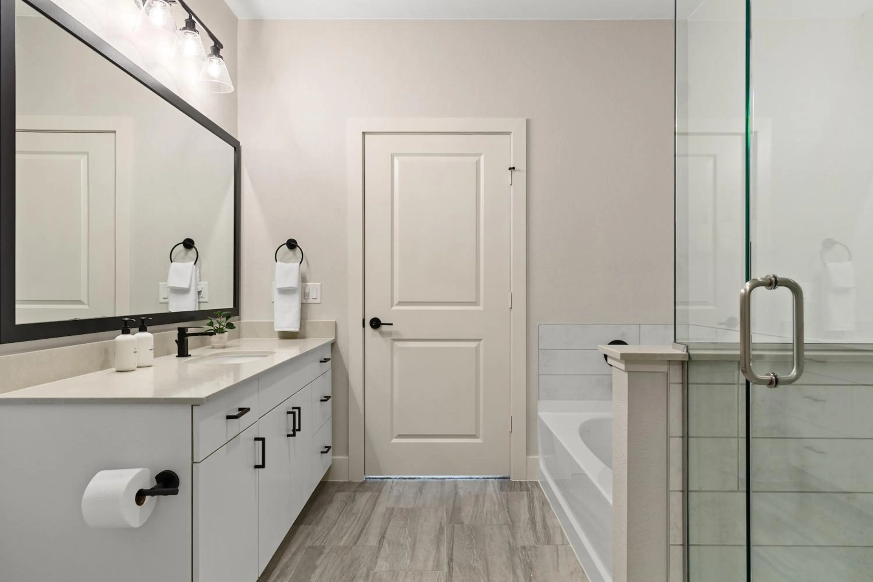 Three-Bedroom Apartment (Self Check-in with Virtual Front Desk) in Kasa RiNo Denver